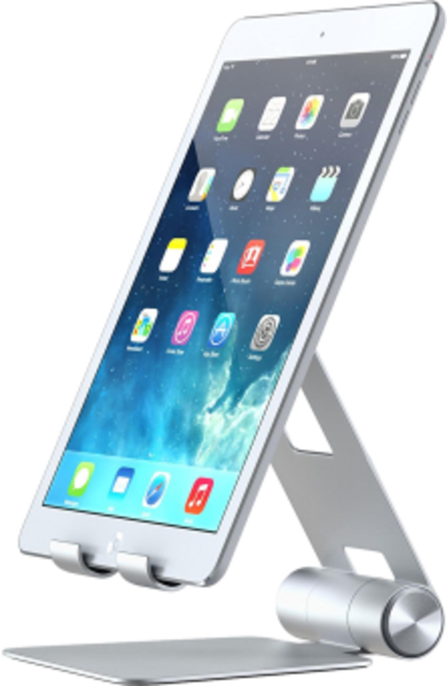 Un tablet d'argento su un supporto con sfondo blu.