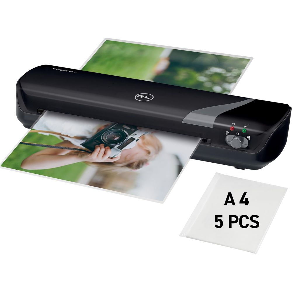 Plastificatrice nera con foglio stampato e buste per plastificazione.