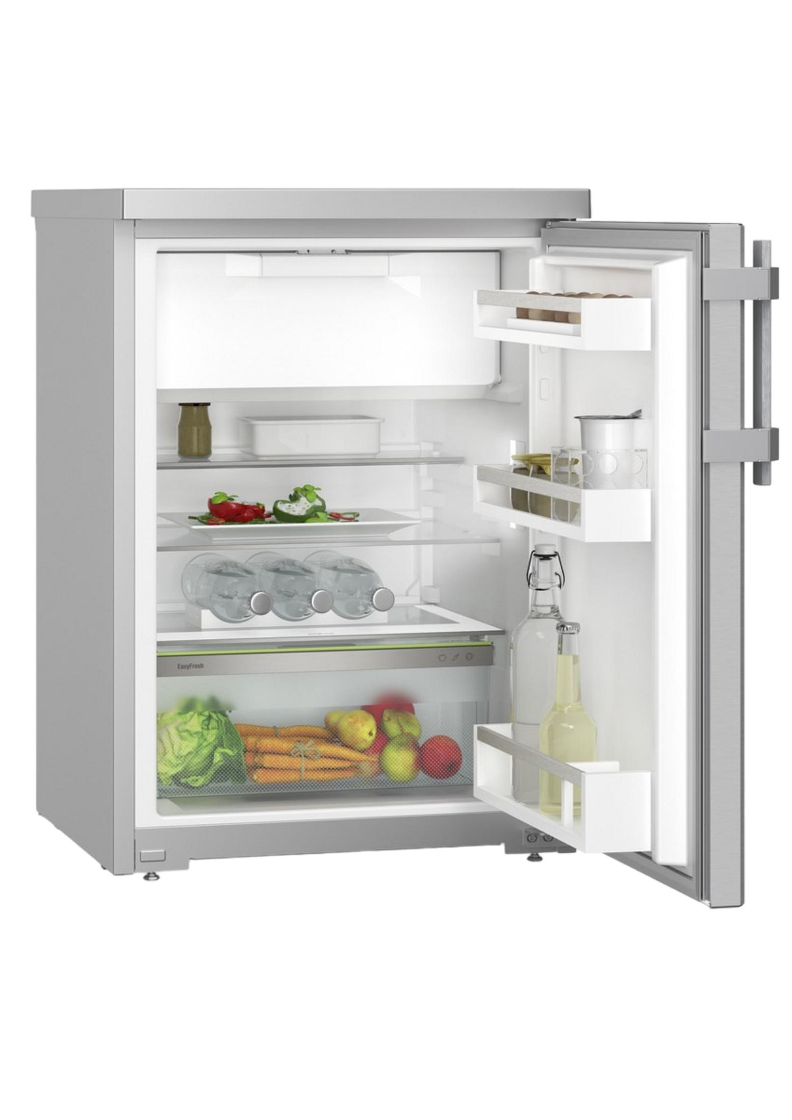 Un refrigerador plateado abierto con alimentos como lechuga, zanahorias y botellas.
