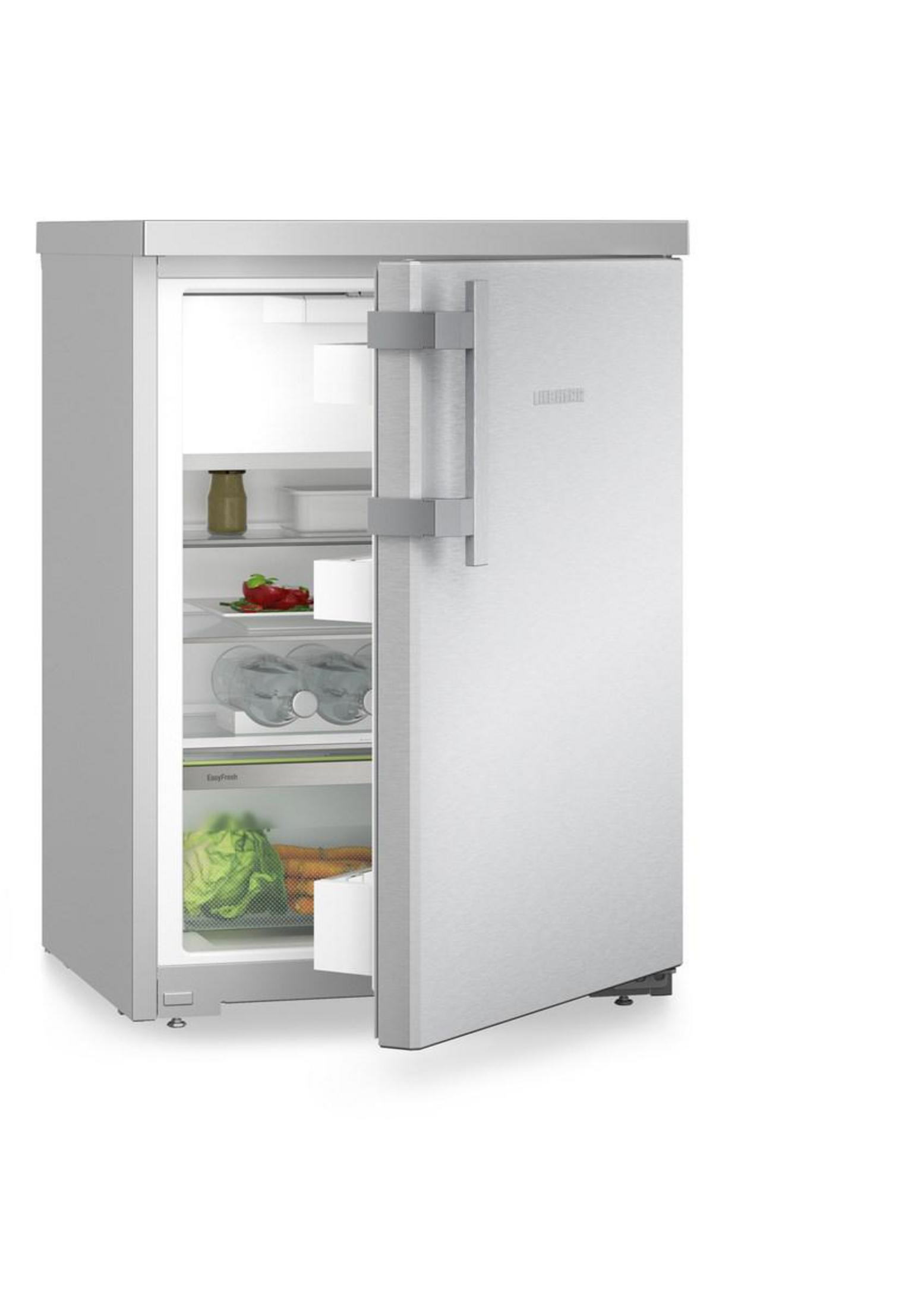 Un refrigerador plateado con la puerta abierta, lleno de alimentos.