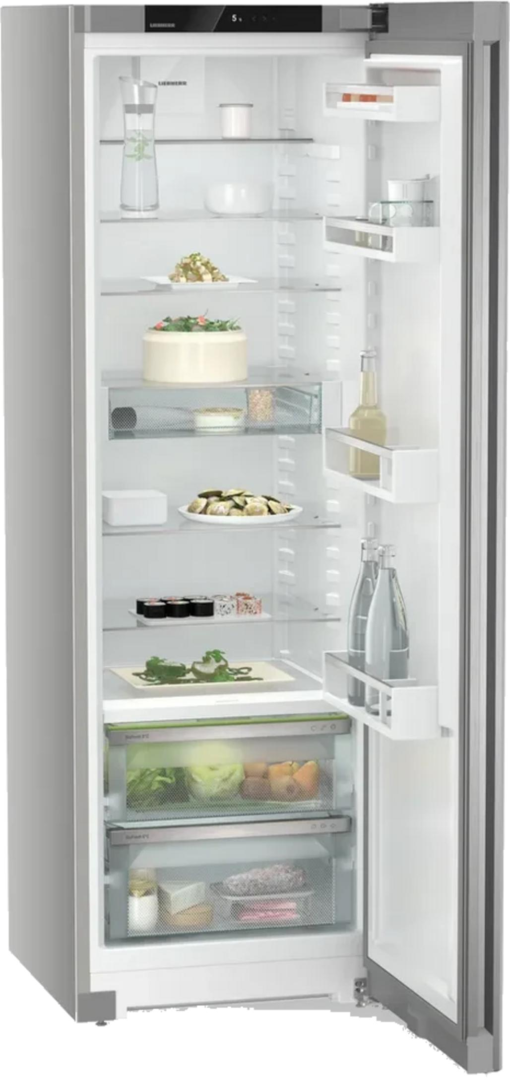Un refrigerador abierto con alimentos en varios estantes y cajones.