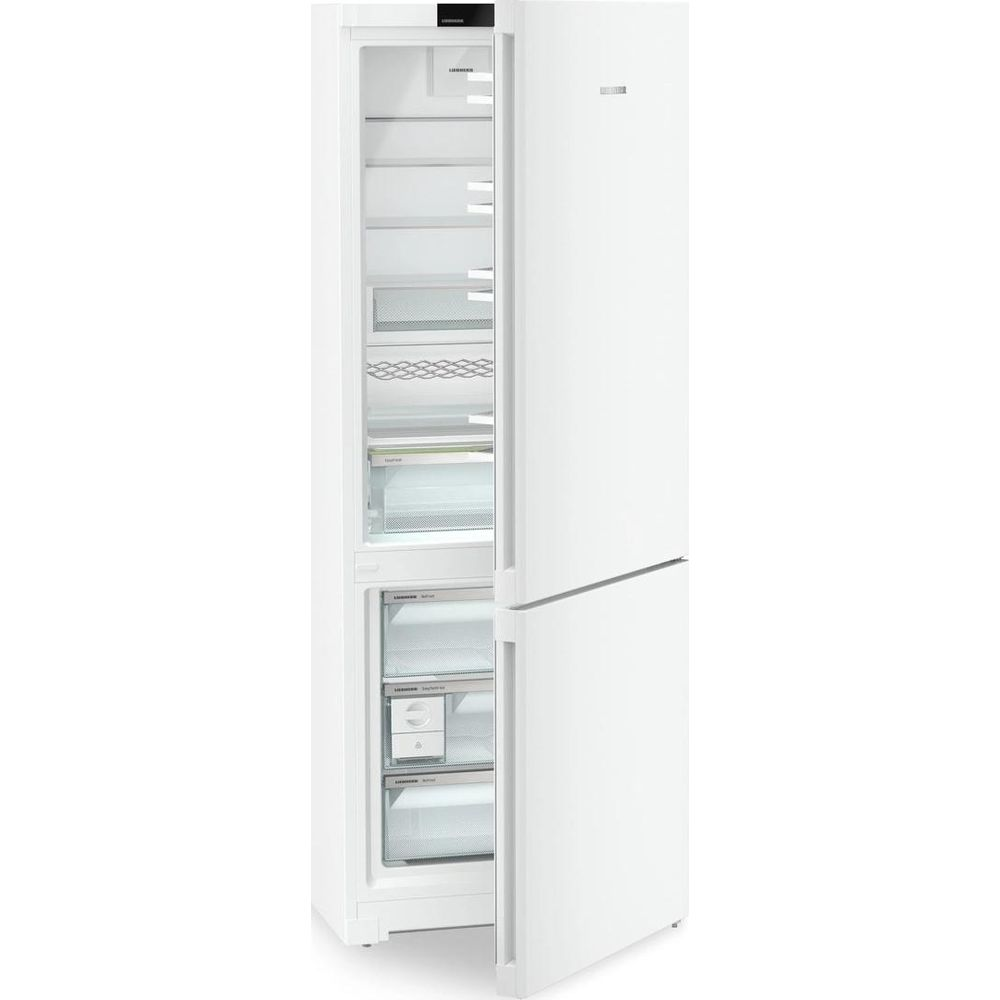Un refrigerador blanco con la puerta abierta, que revela estantes y cajones.