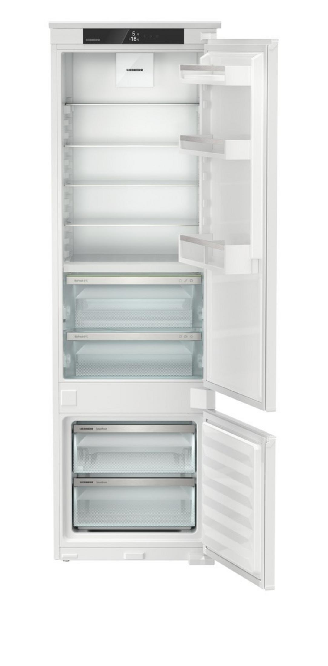Un refrigerador blanco vacío con la puerta abierta, mostrando estantes de cristal.
