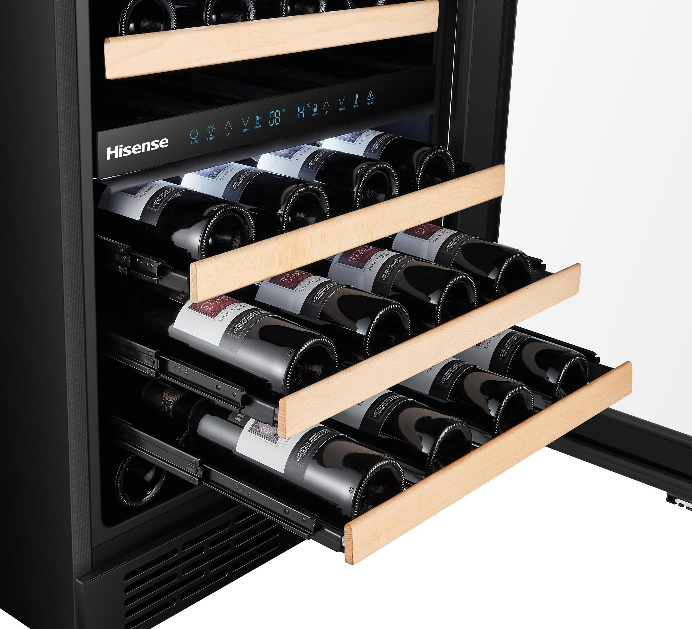 Ein Hisense Weinkühler mit ausziehbaren Holzböden, gefüllt mit Weinflaschen.
