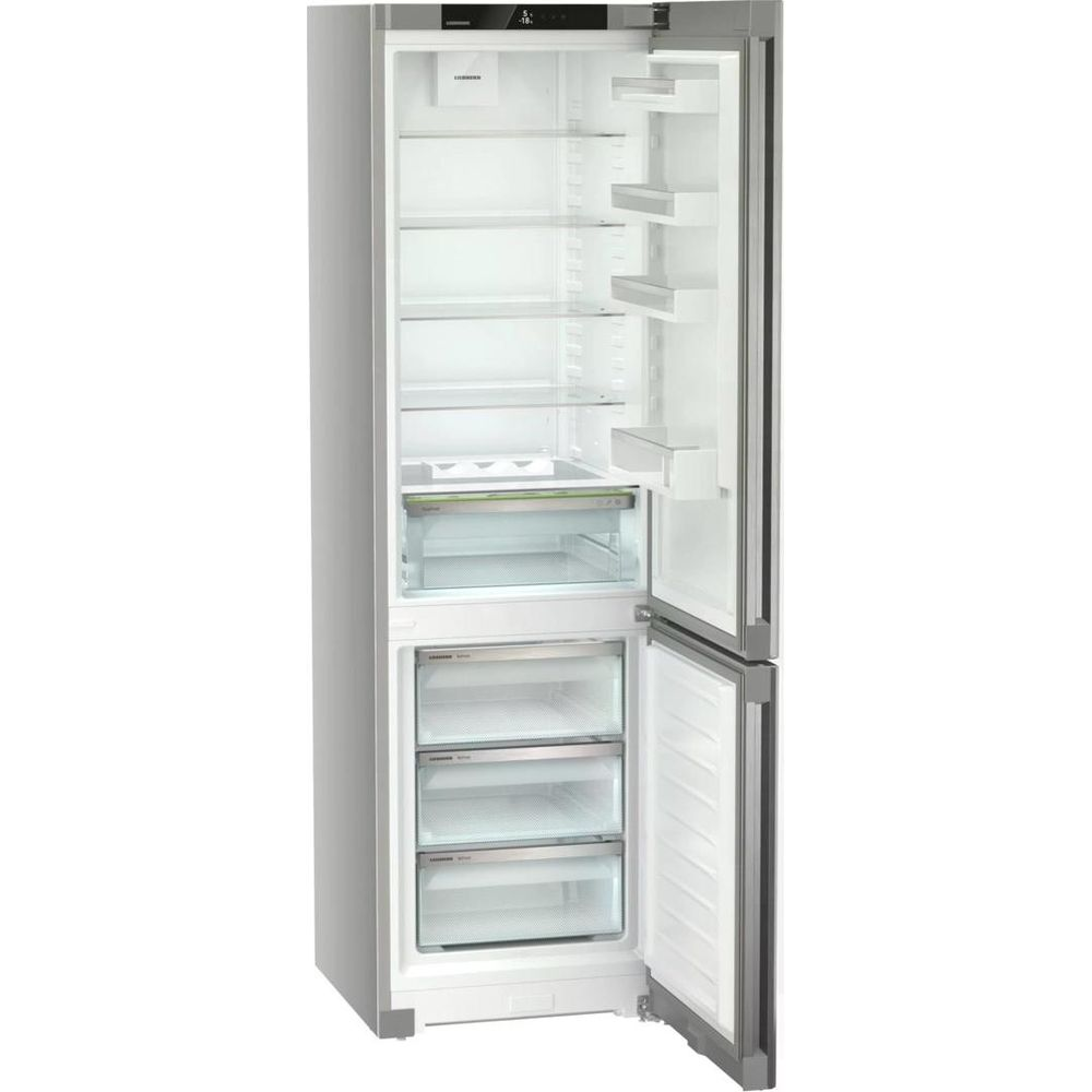 Un refrigerador plateado con la puerta abierta, mostrando estantes de cristal y tres cajones.