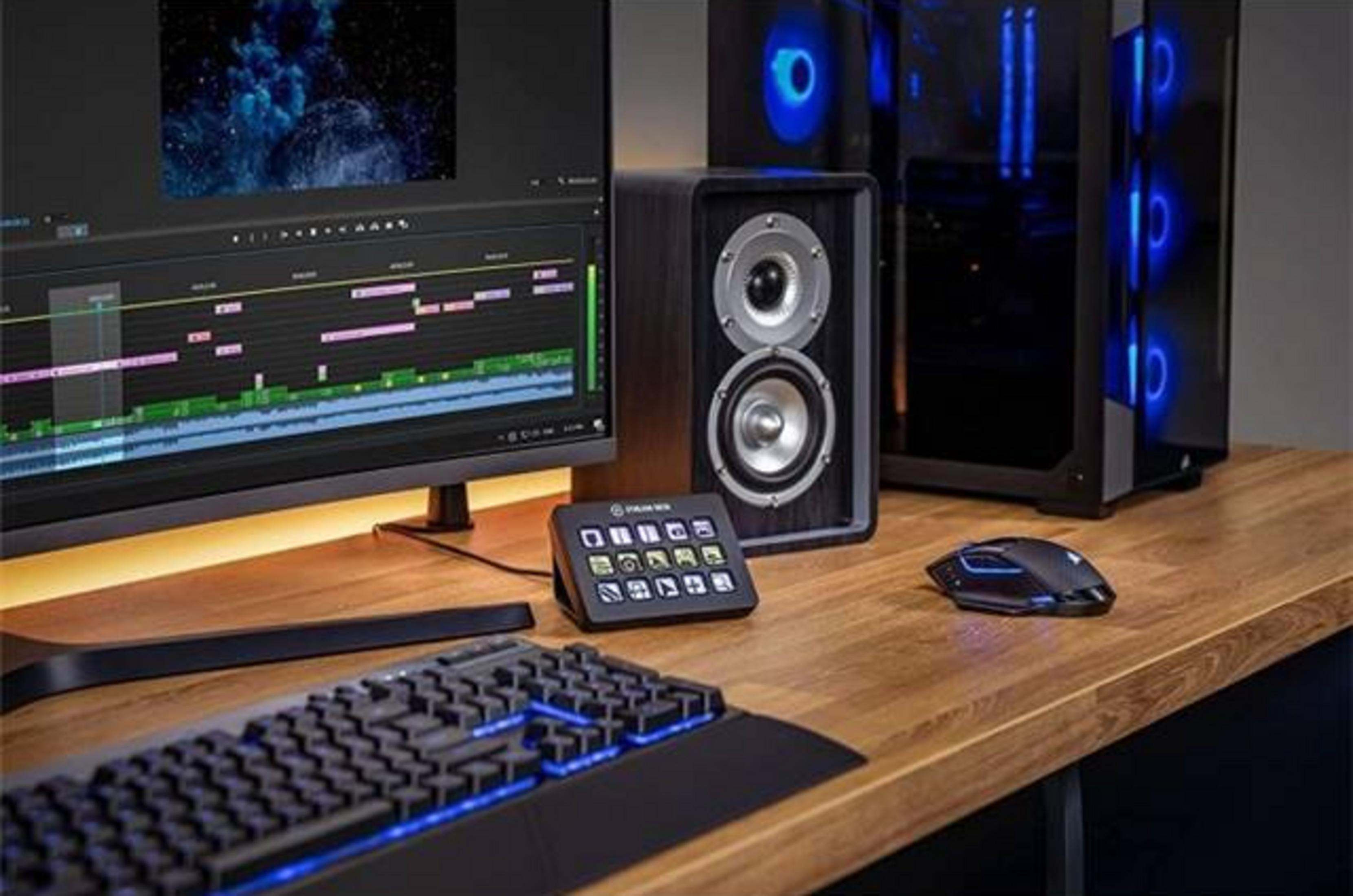 Biurko z monitorem, klawiaturą, myszą, głośnikiem i komputerem.