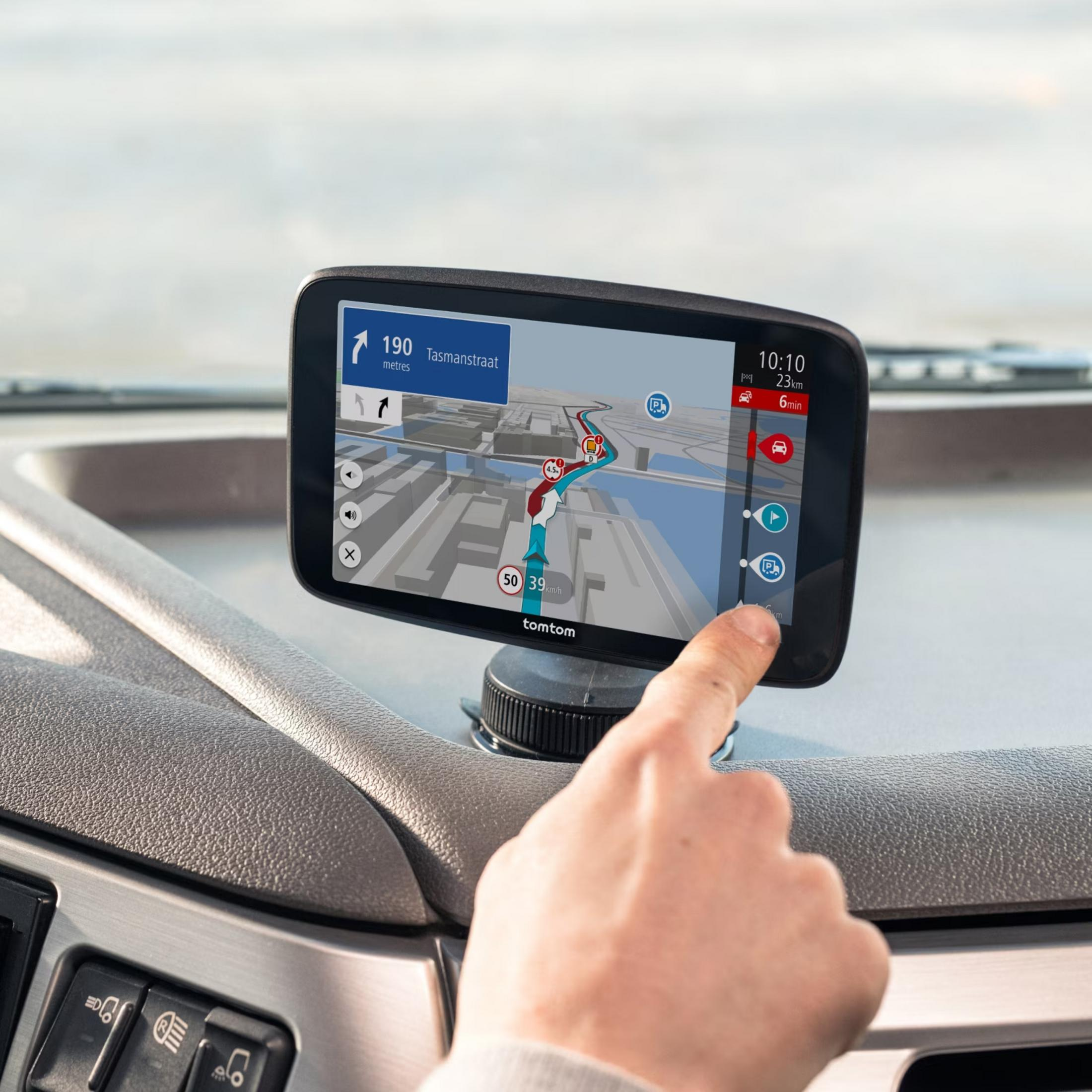 Ein Finger berührt einen TomTom-Navigationsbildschirm, der eine Route anzeigt.