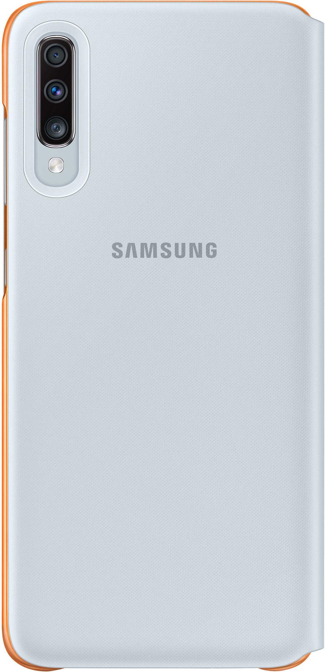 Rückseite eines hellblauen Samsung-Handys mit Dreifachkamera und orangefarbenem Rand.