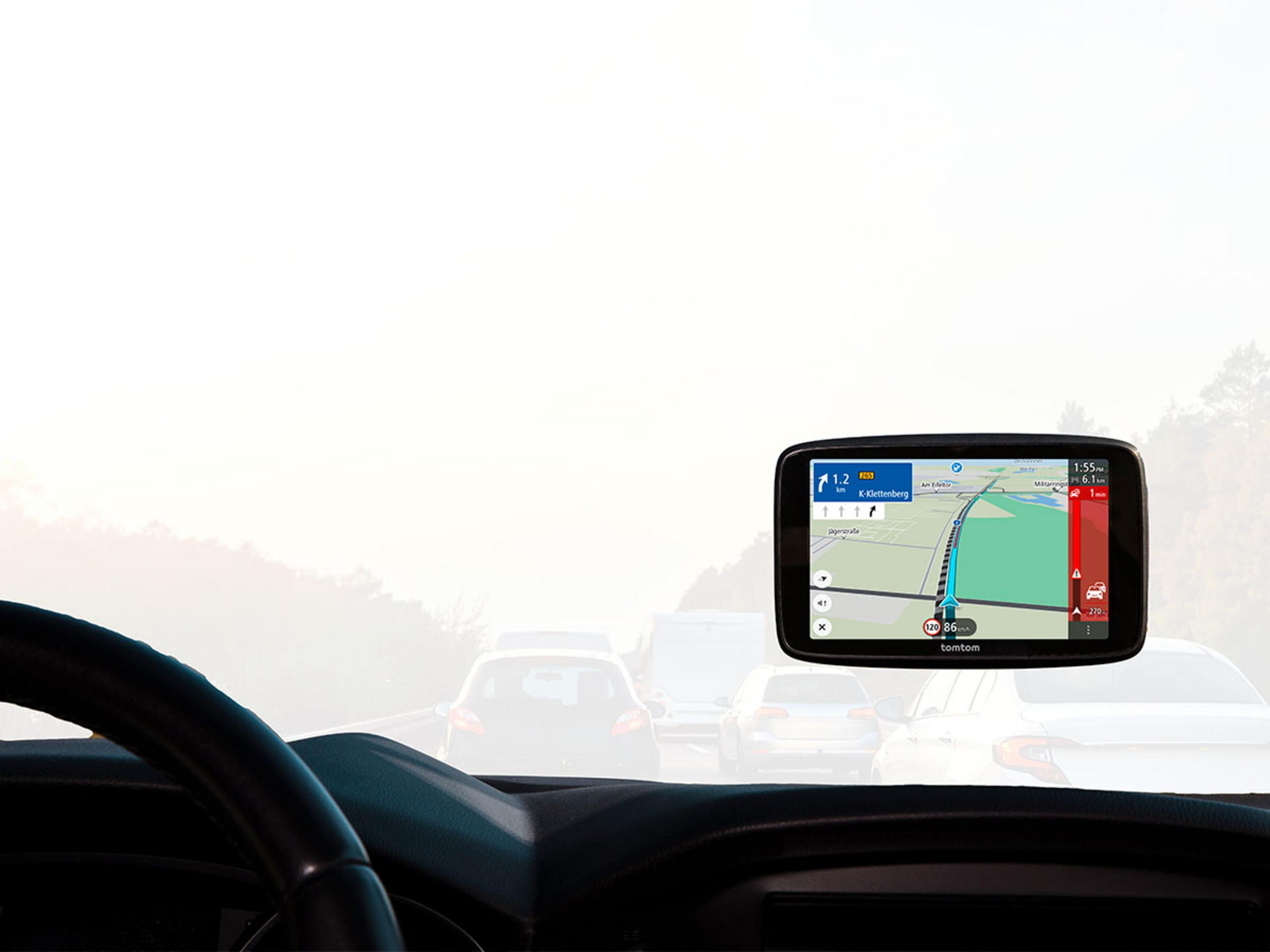 Vista da un'auto di un navigatore TomTom che mostra il traffico.