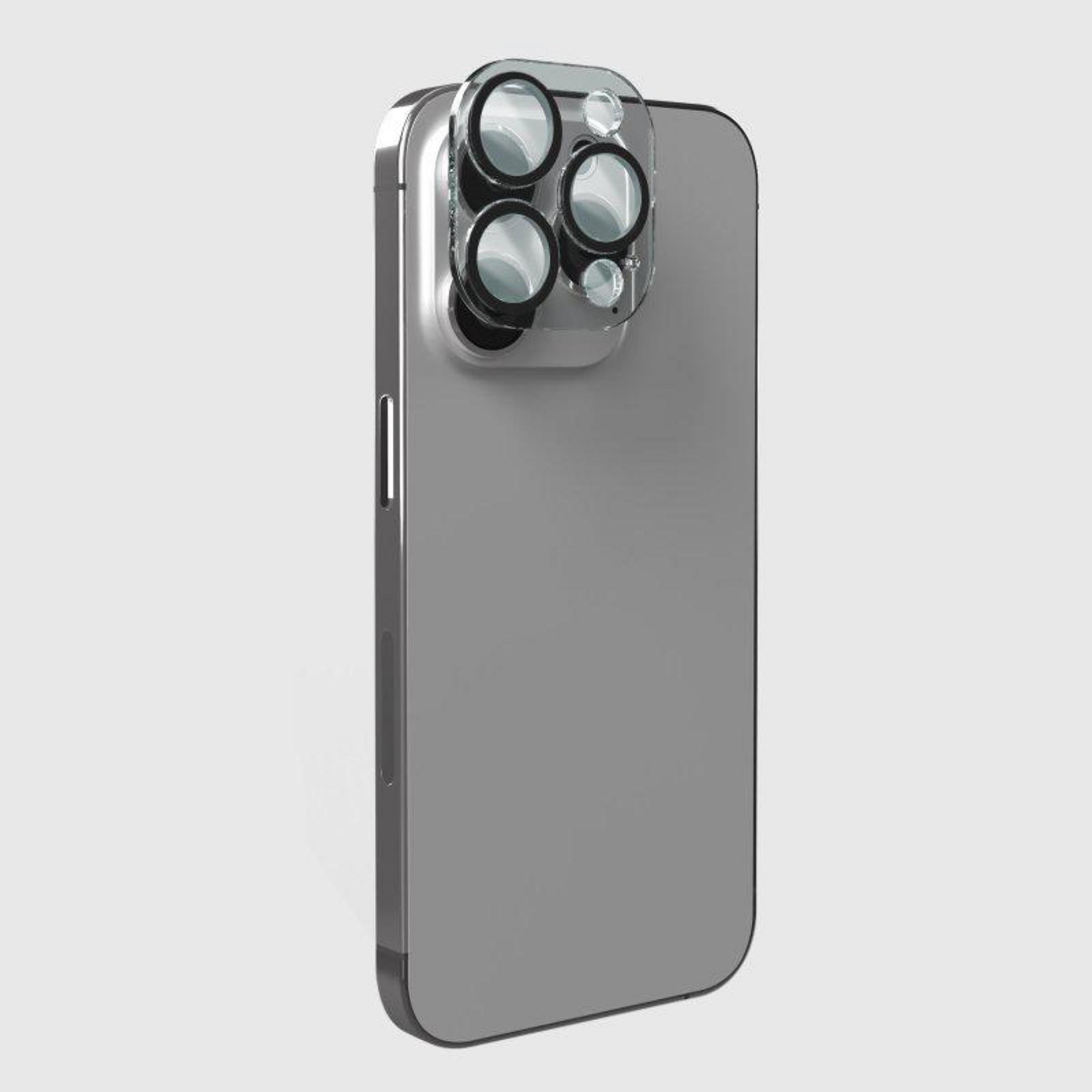 Il retro di un telefono grigio con una lente trasparente per fotocamera con quattro cerchi.