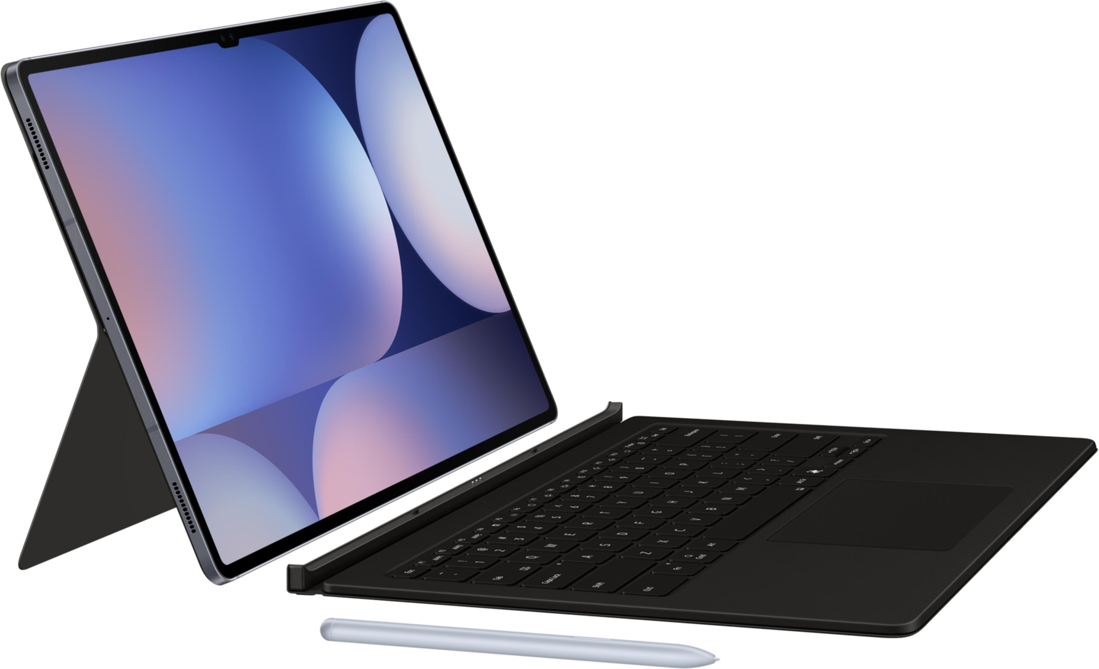 Un tablet con supporto, tastiera e stilo su sfondo bianco.