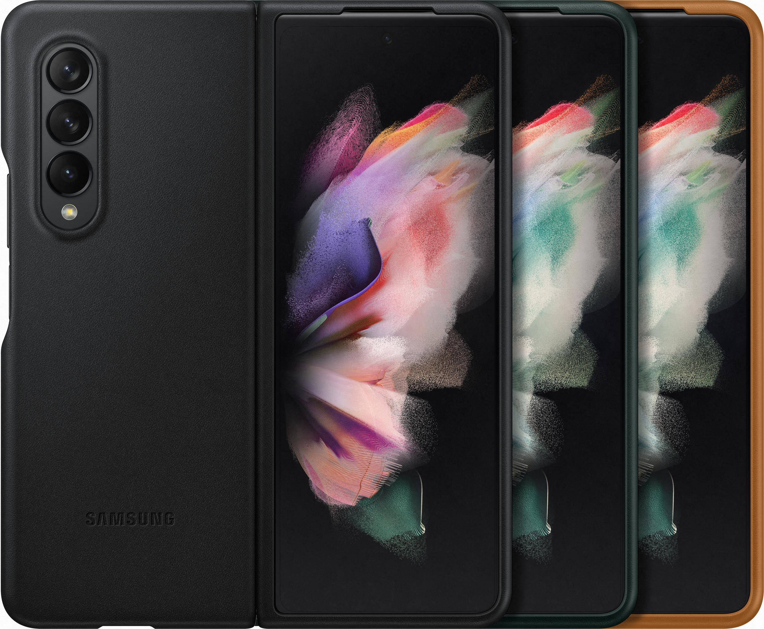 Teléfono negro con tres cámaras junto a varios teléfonos en fundas coloridas.