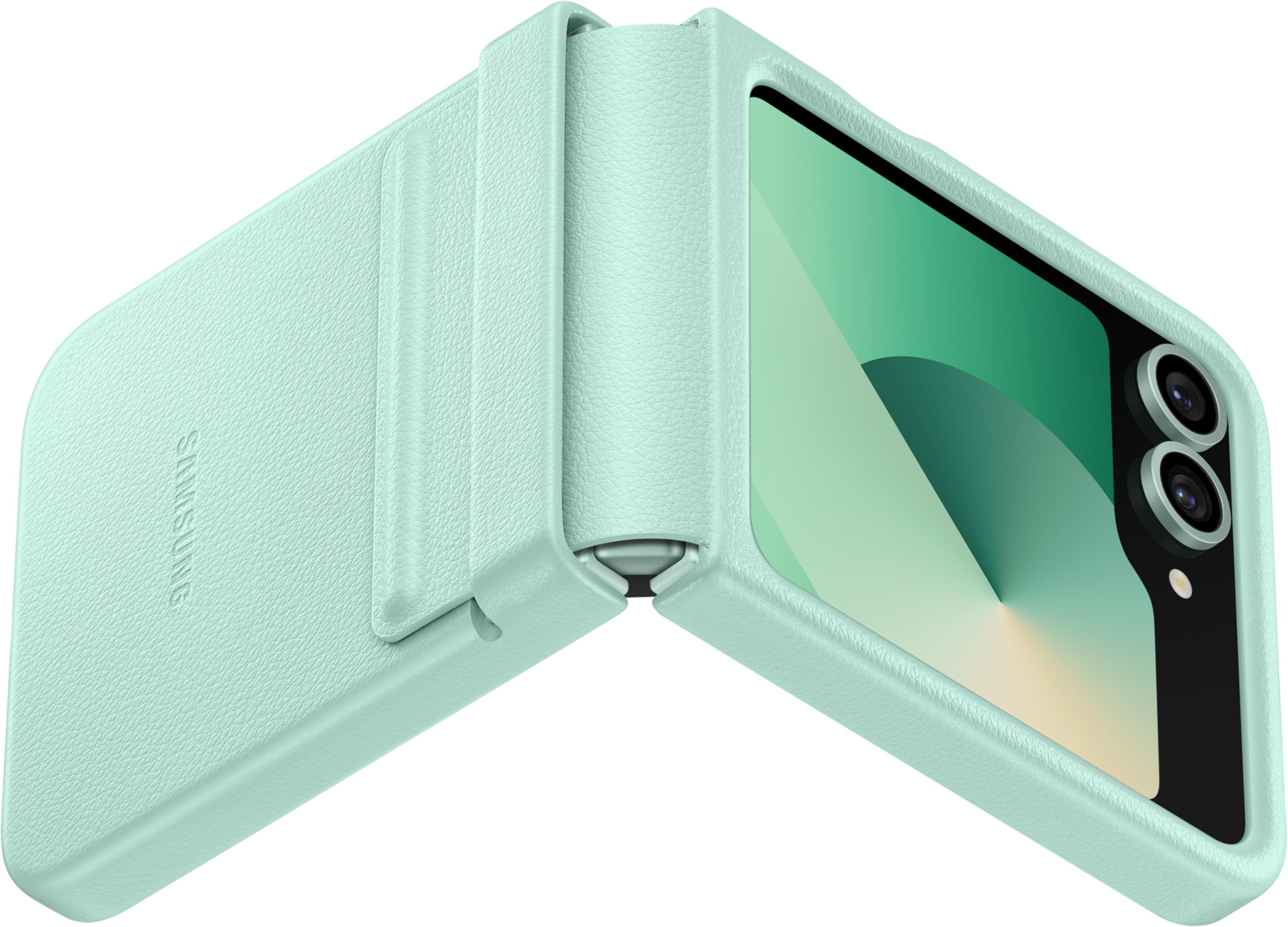 Funda de teléfono verde claro con logo Samsung. Abierta mostrando cámaras.