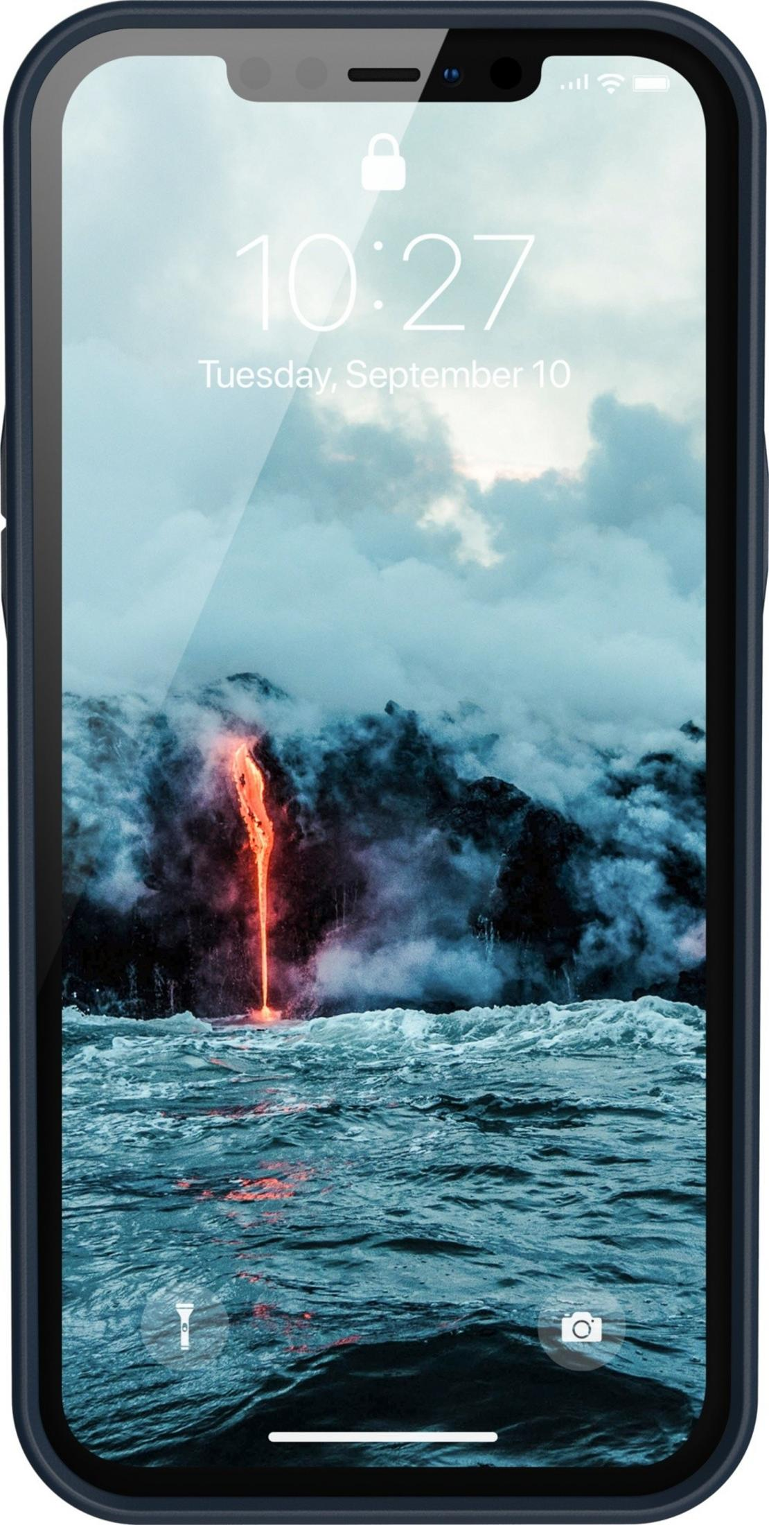 Ein Vulkan speit glühende Lava in stürmisches Wasser unter bewölktem Himmel.