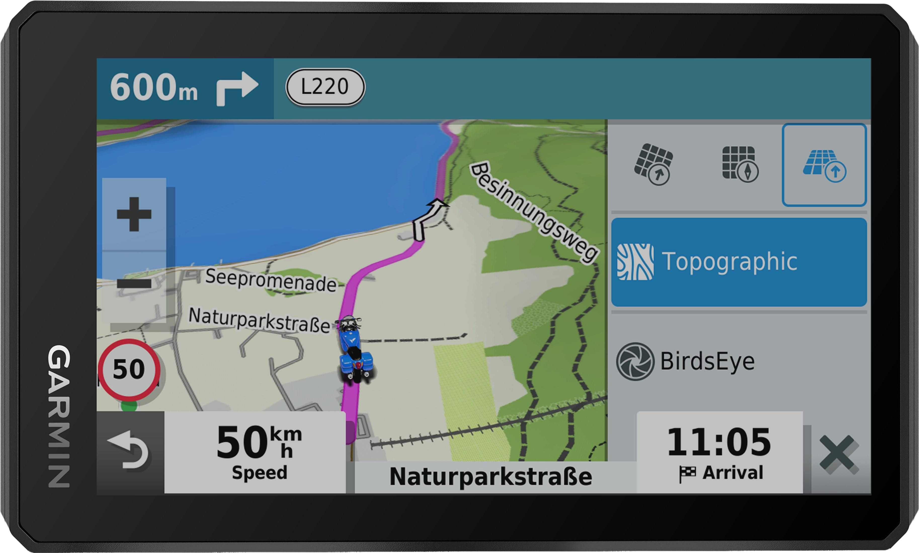 GPS Garmin mostra mappa con percorso, velocità 50km/h, arrivo 11:05.