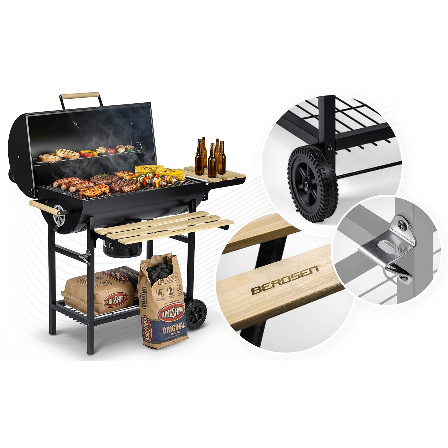 Otwarty grill z mięsem, kukurydzą i chlebem, obok worków z węglem i butelek.