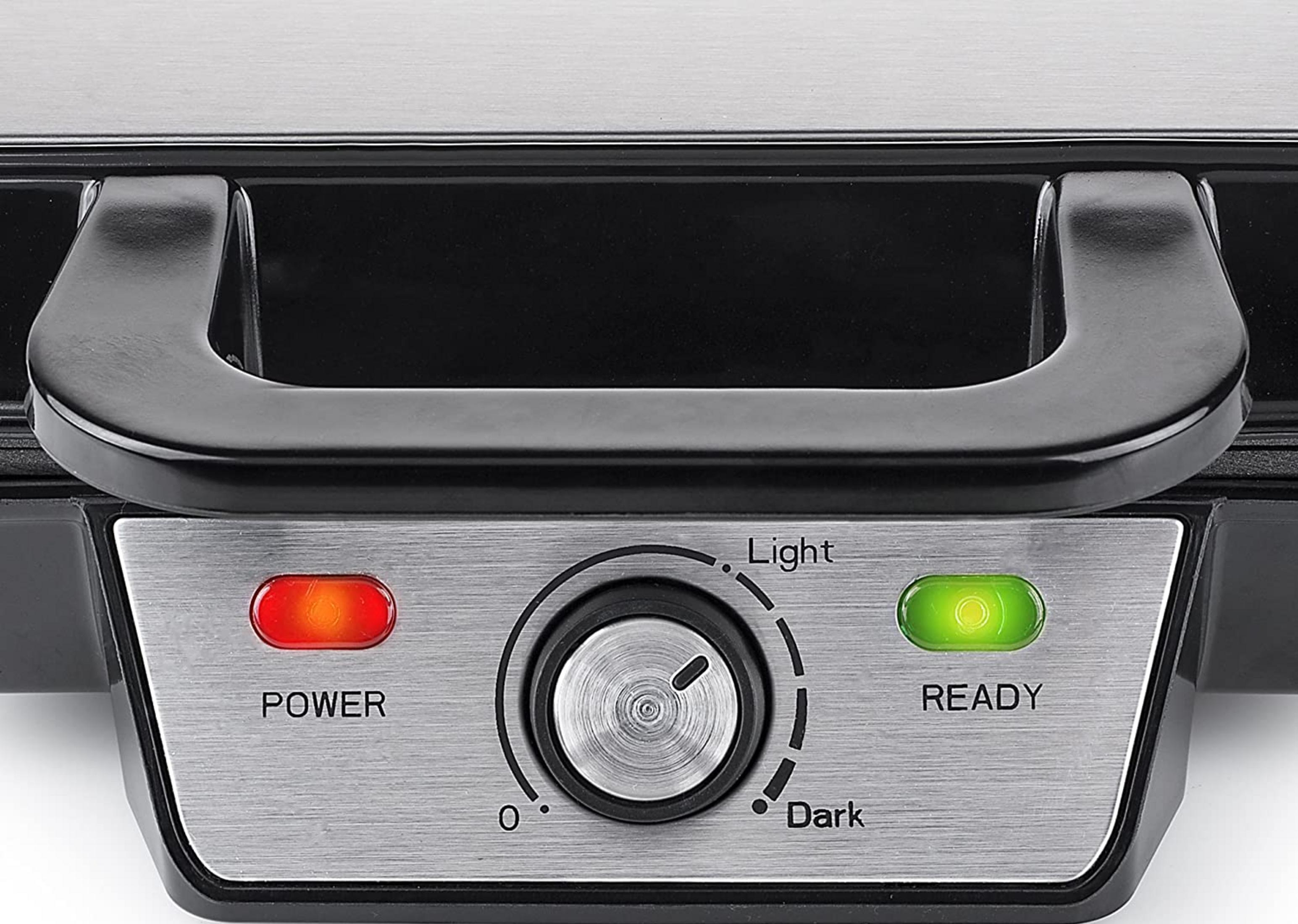 Gofrownica z czerwoną lampką zasilania i zieloną lampką gotowości.