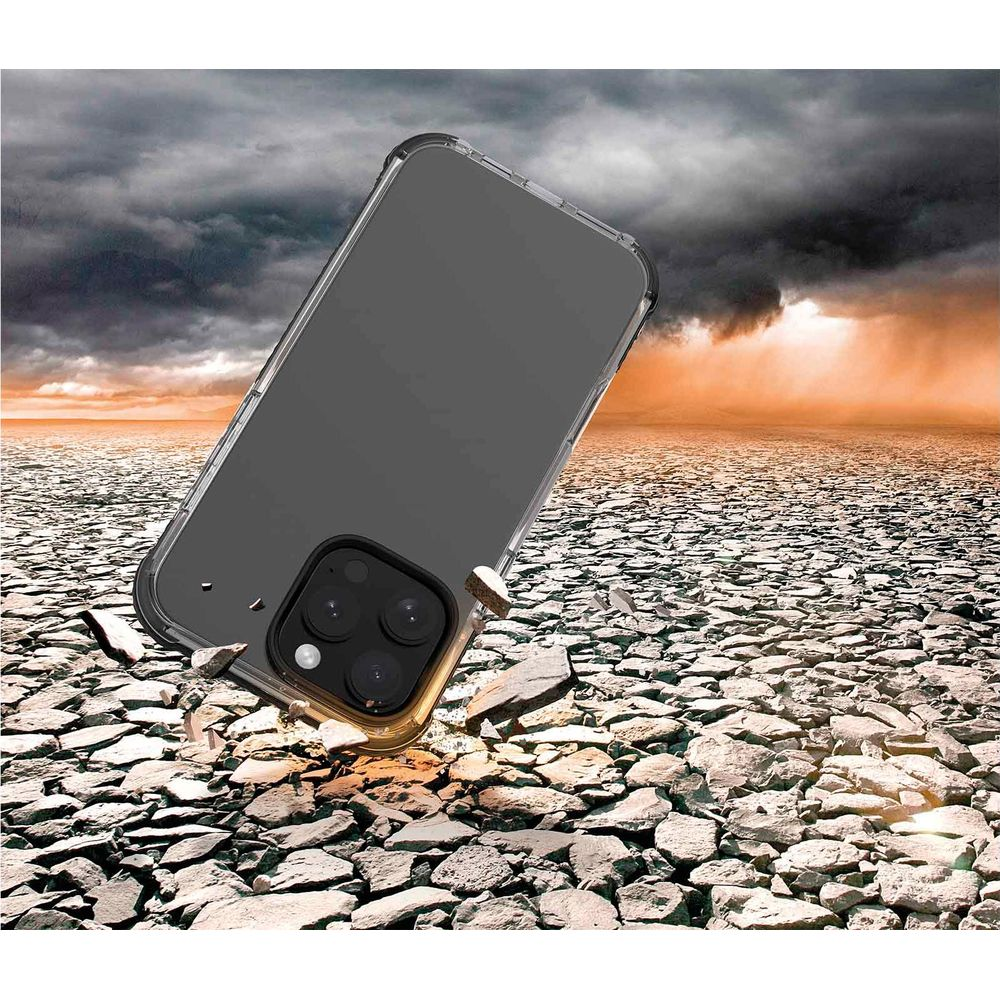 Un telefono trasparente con tre fotocamere cade su pietre.