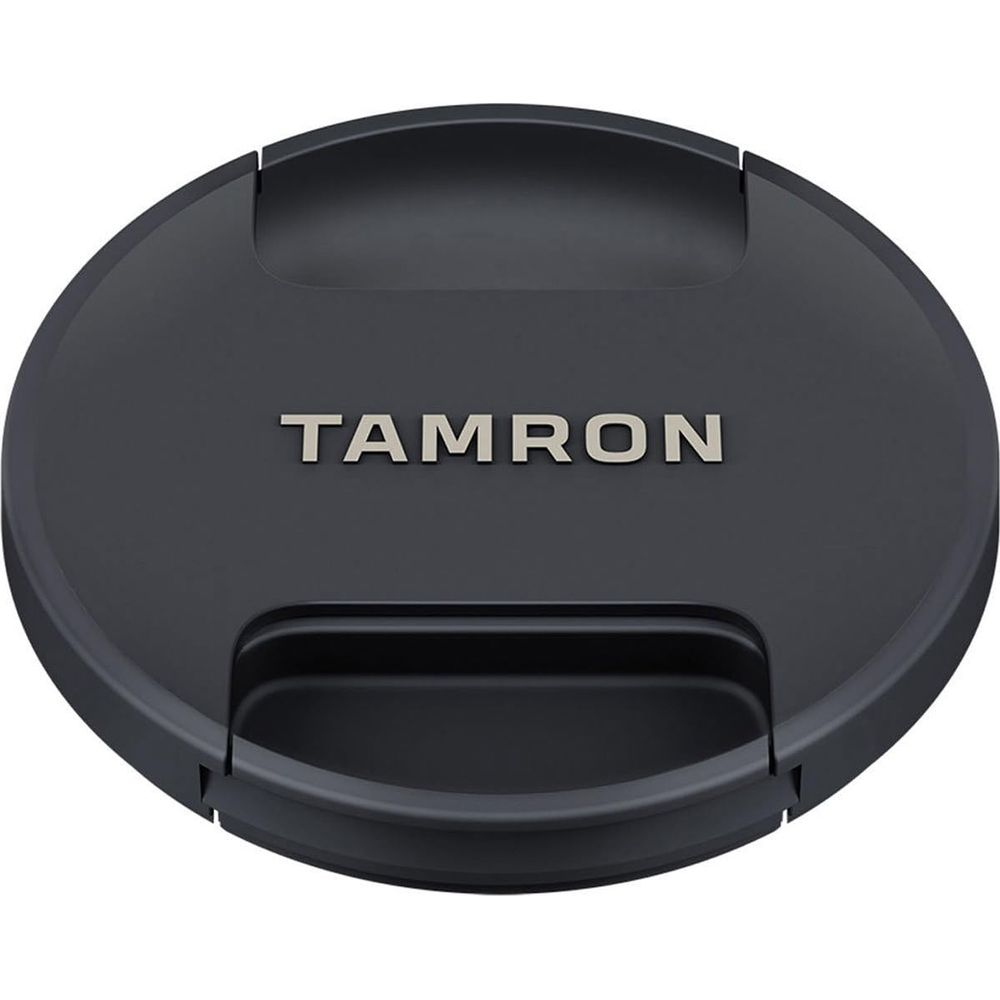 Schwarzer Objektivdeckel mit TAMRON-Logo in der Mitte.