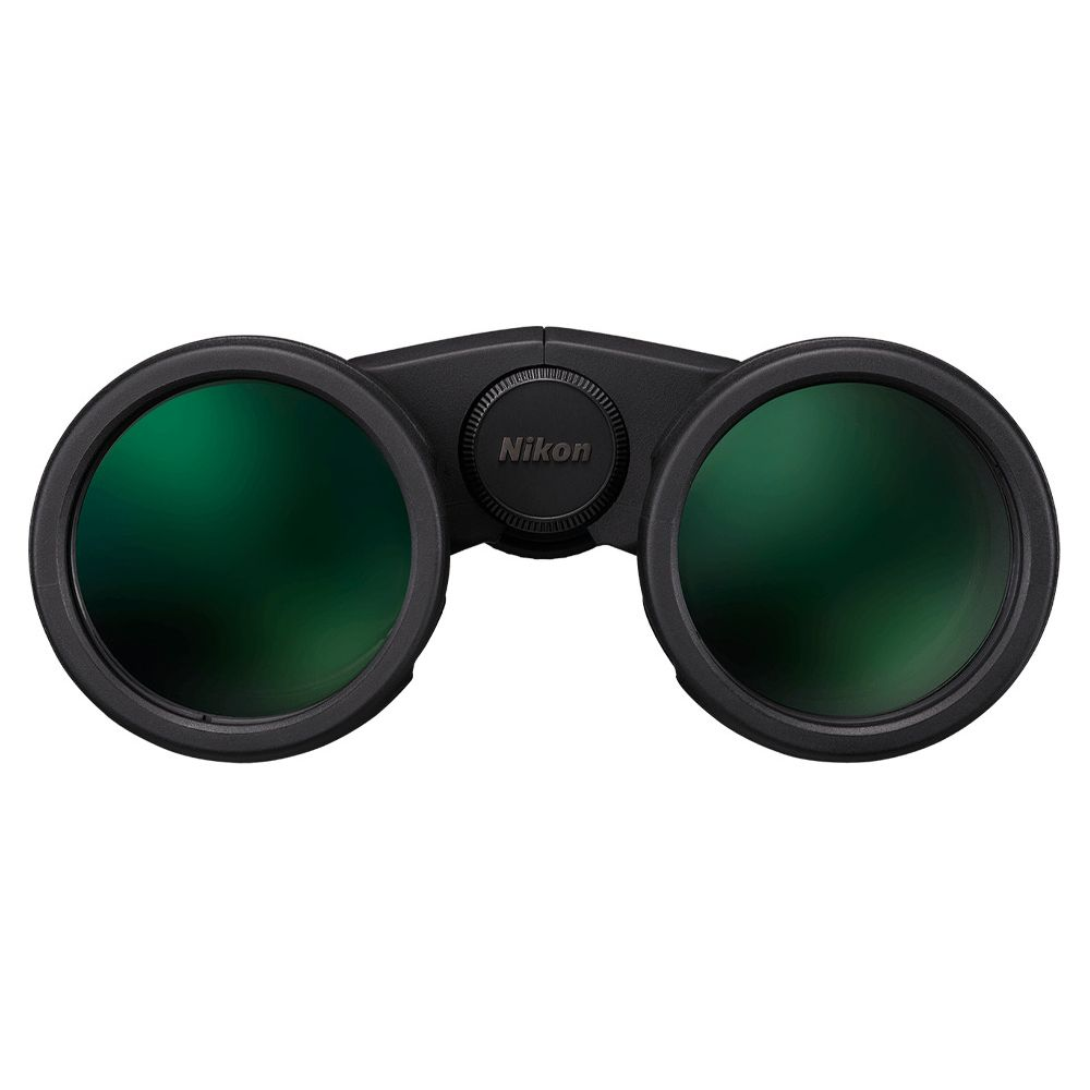 Czarne lornetki Nikon z zielonymi frontami soczewek na białym tle.