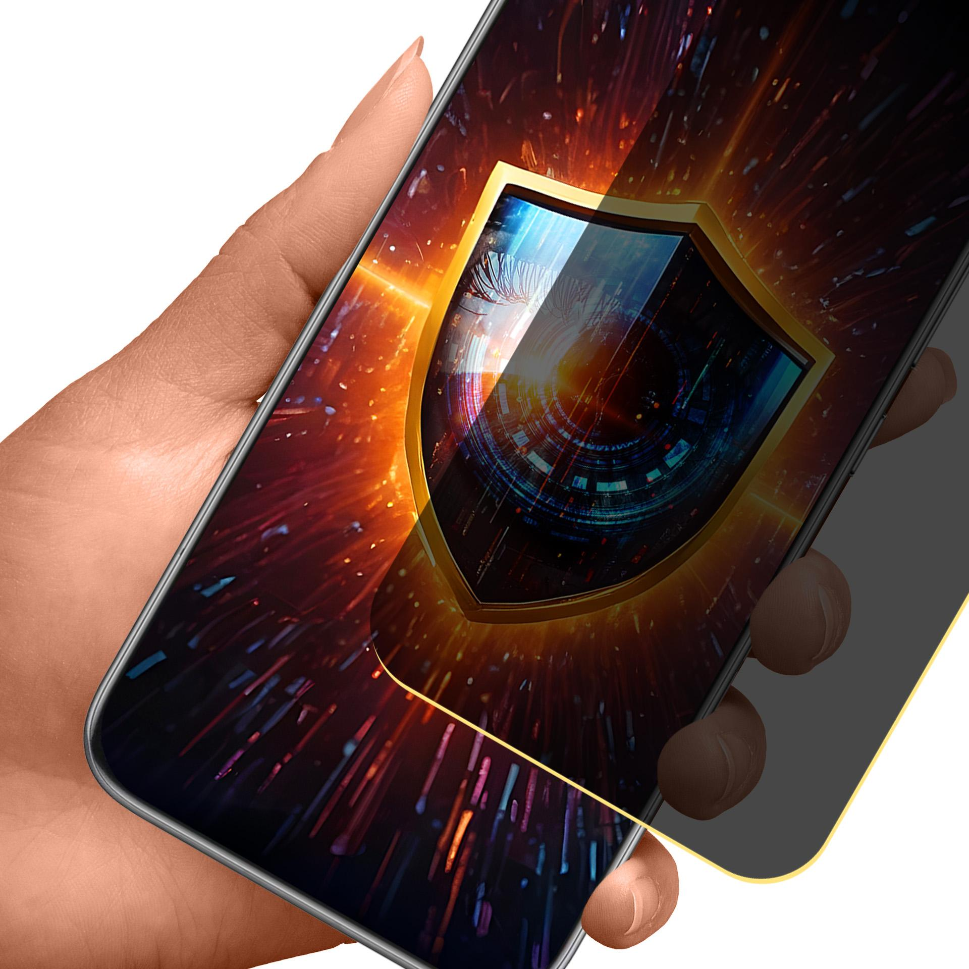Una mano tiene uno smartphone con un'icona a scudo stilizzata sullo schermo.