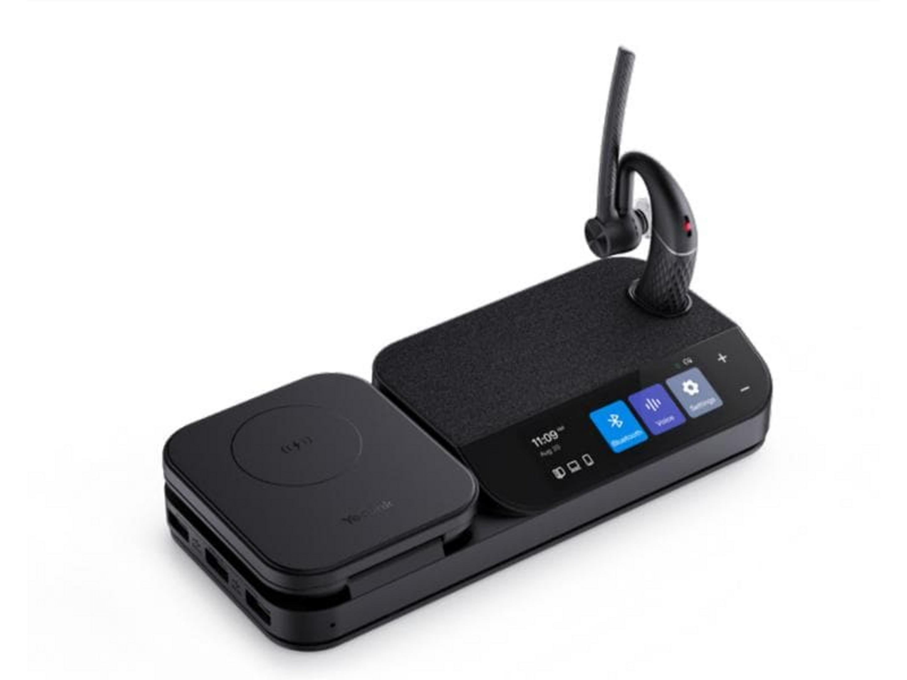 Un auricolare nero su una base di ricarica con touchscreen e pad di ricarica.
