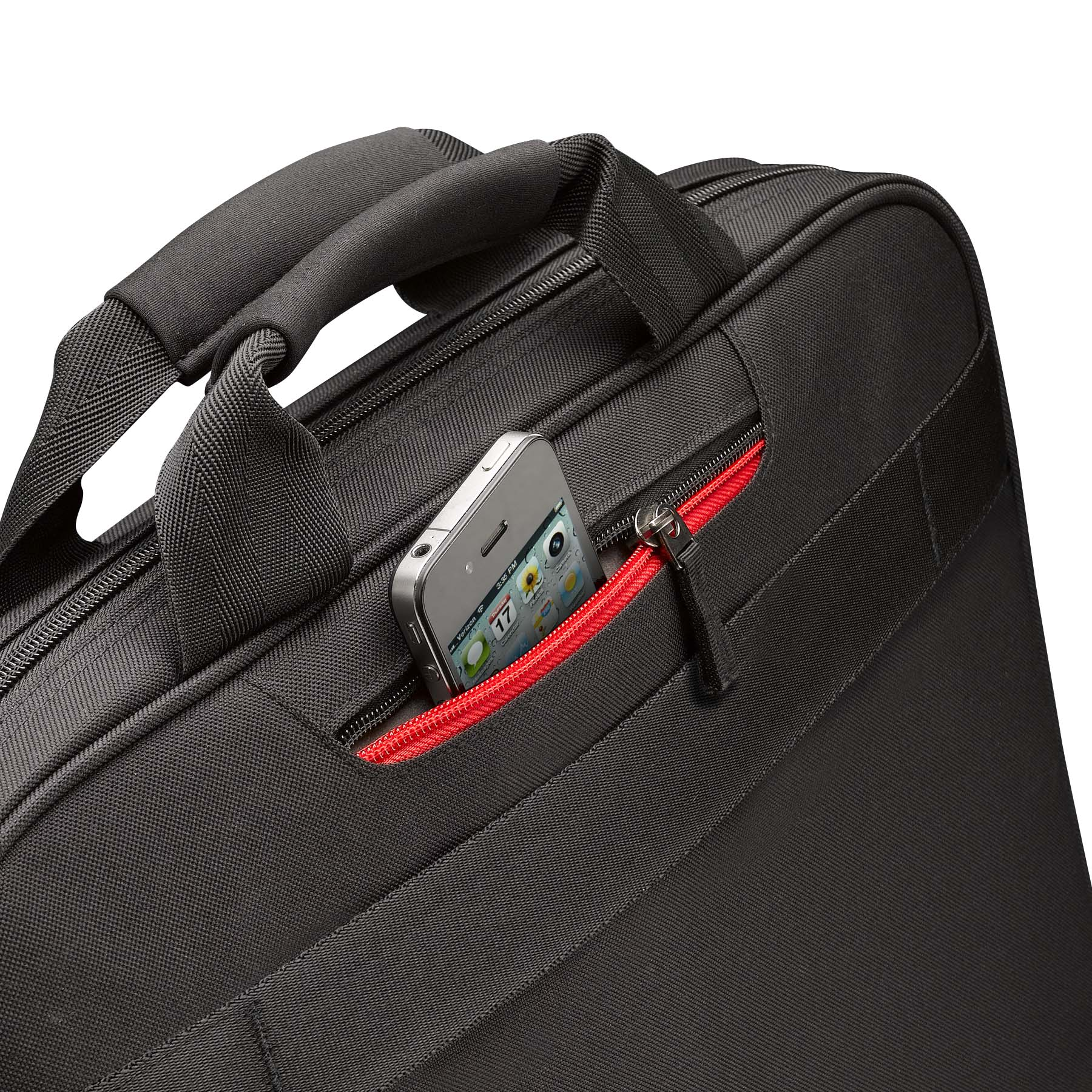 Ein Smartphone steckt in einer roten Reißverschlusstasche einer schwarzen Tasche.
