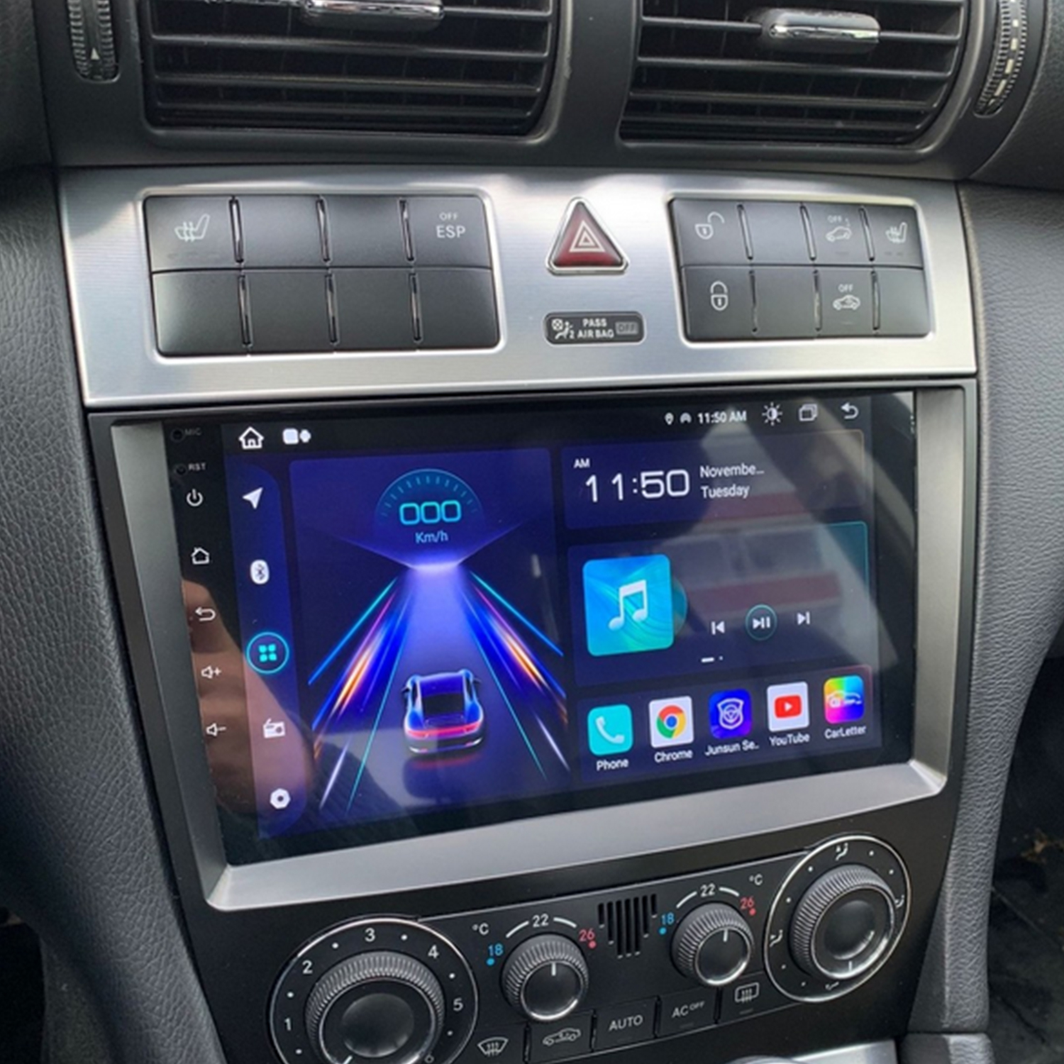Armaturenbrett eines Autos mit Touchscreen-Infotainmentsystem und Bedienelementen.