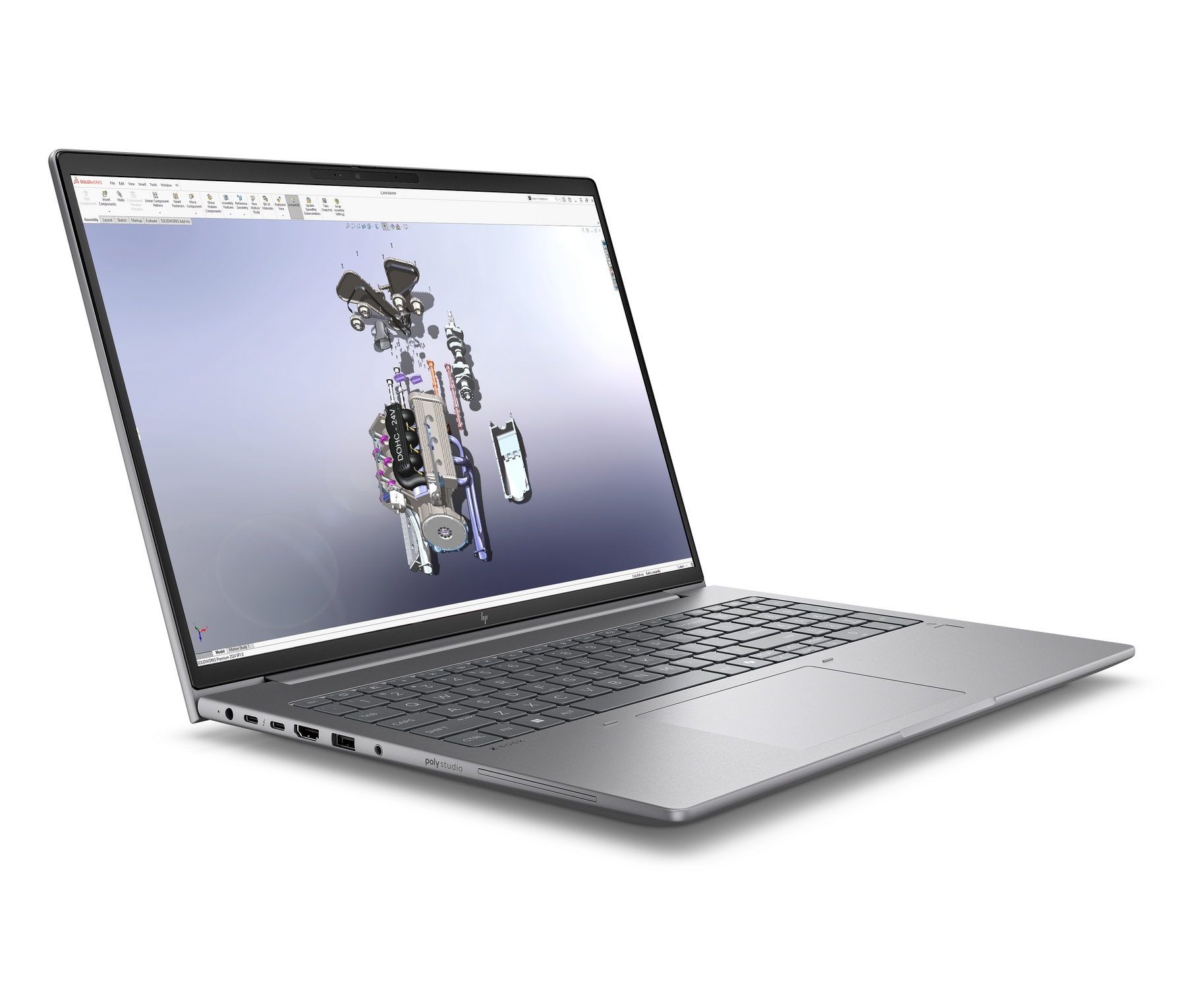 Un laptop argentato mostra un progetto di motore 3D. La tastiera è visibile.