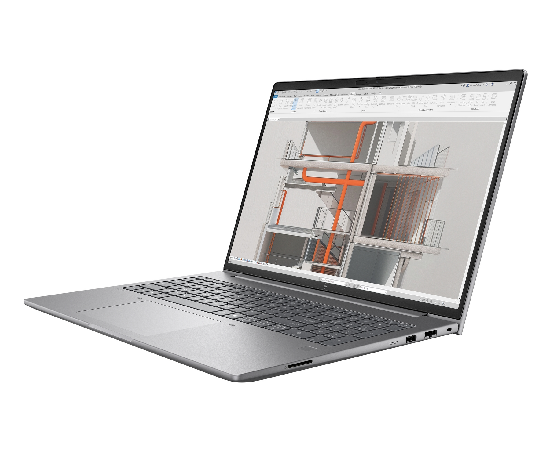 Laptop argentato mostra modello 3D edificio con tubi arancioni.