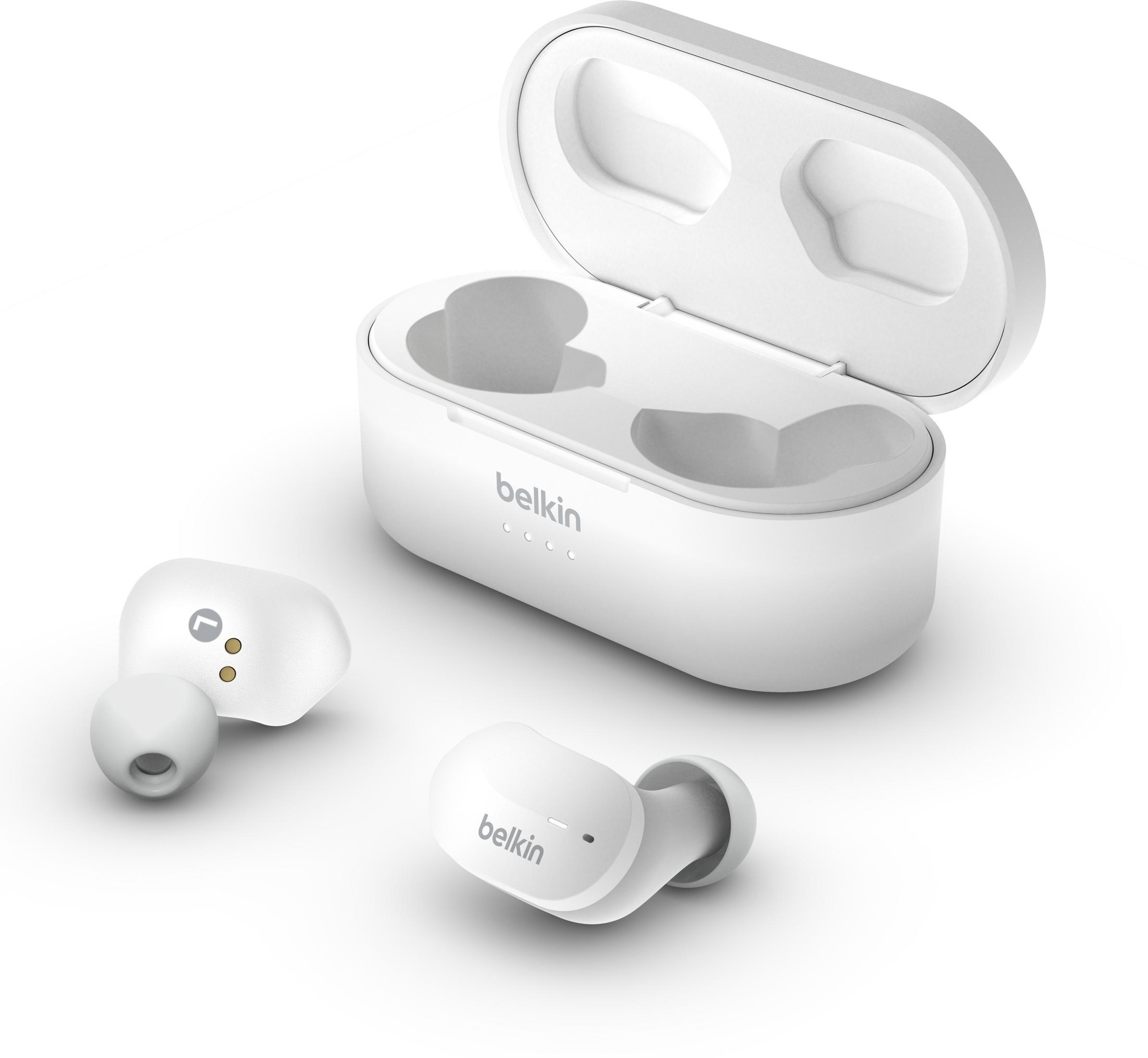 Auricolari Belkin bianchi e custodia di ricarica su sfondo bianco.