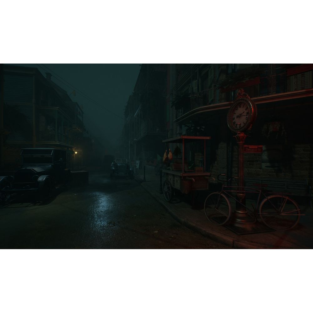 Mglista ulica ze starymi samochodami, wózkiem i zegarem.