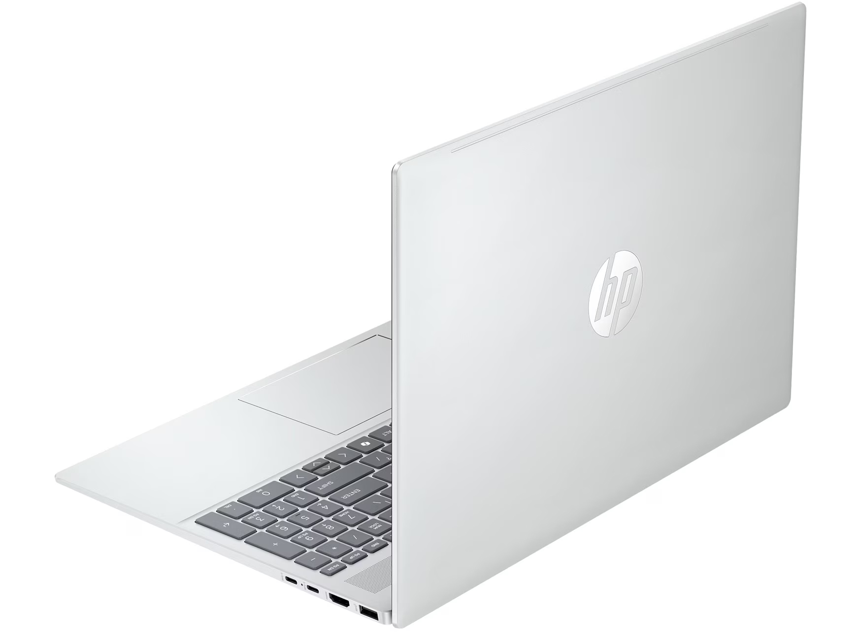 Biały laptop HP z srebrnym logo na pokrywie, widziany pod kątem.
