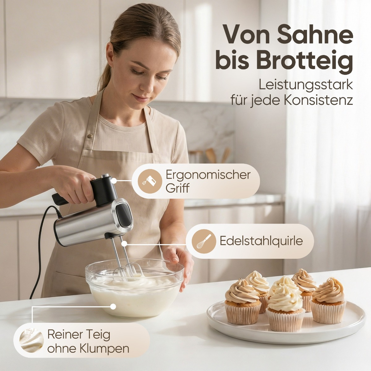 Eine Frau mixt etwas in einer Schüssel mit einem Handmixer. Daneben stehen Cupcakes.
