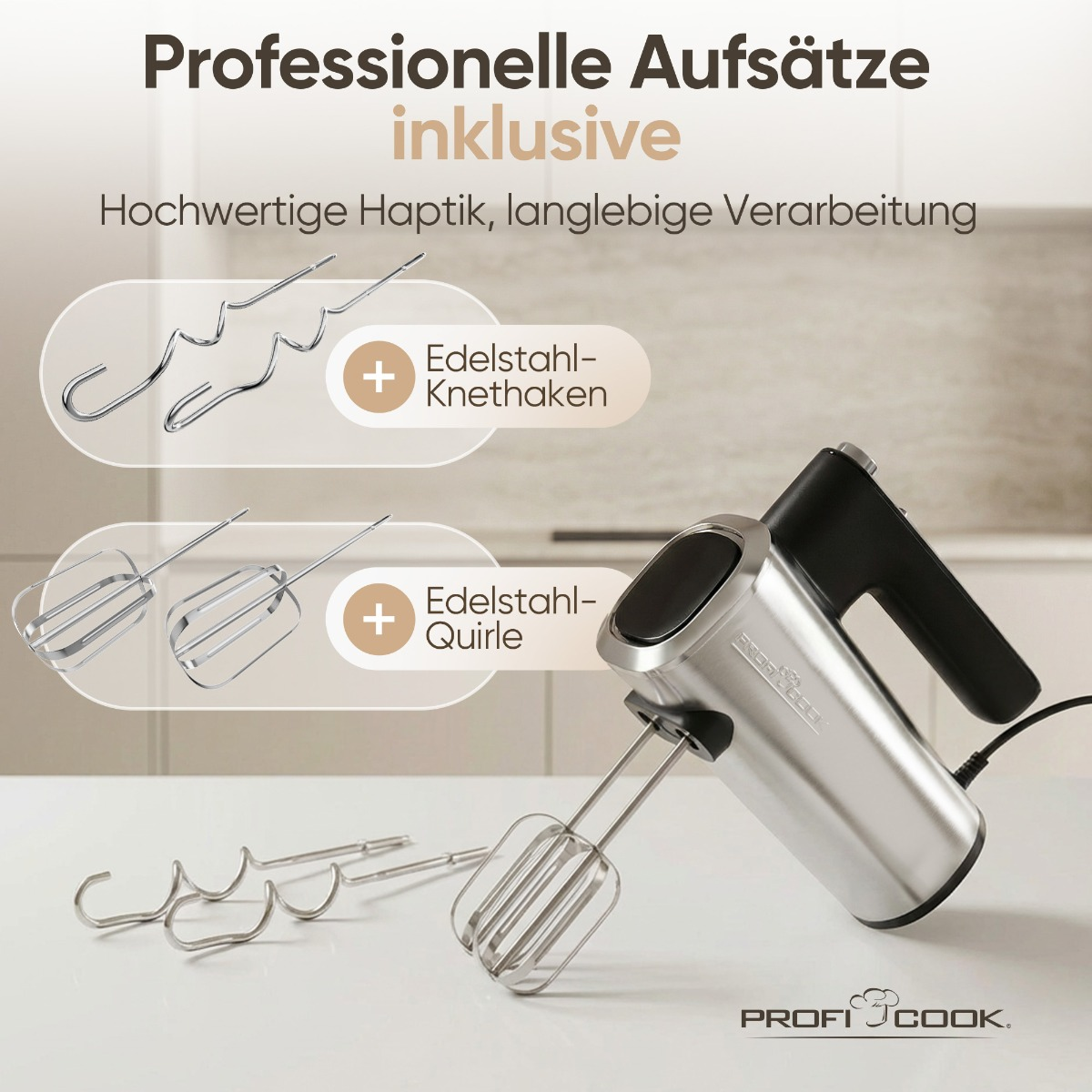 Ein silberner Handmixer mit schwarzem Griff und Zubehör.
