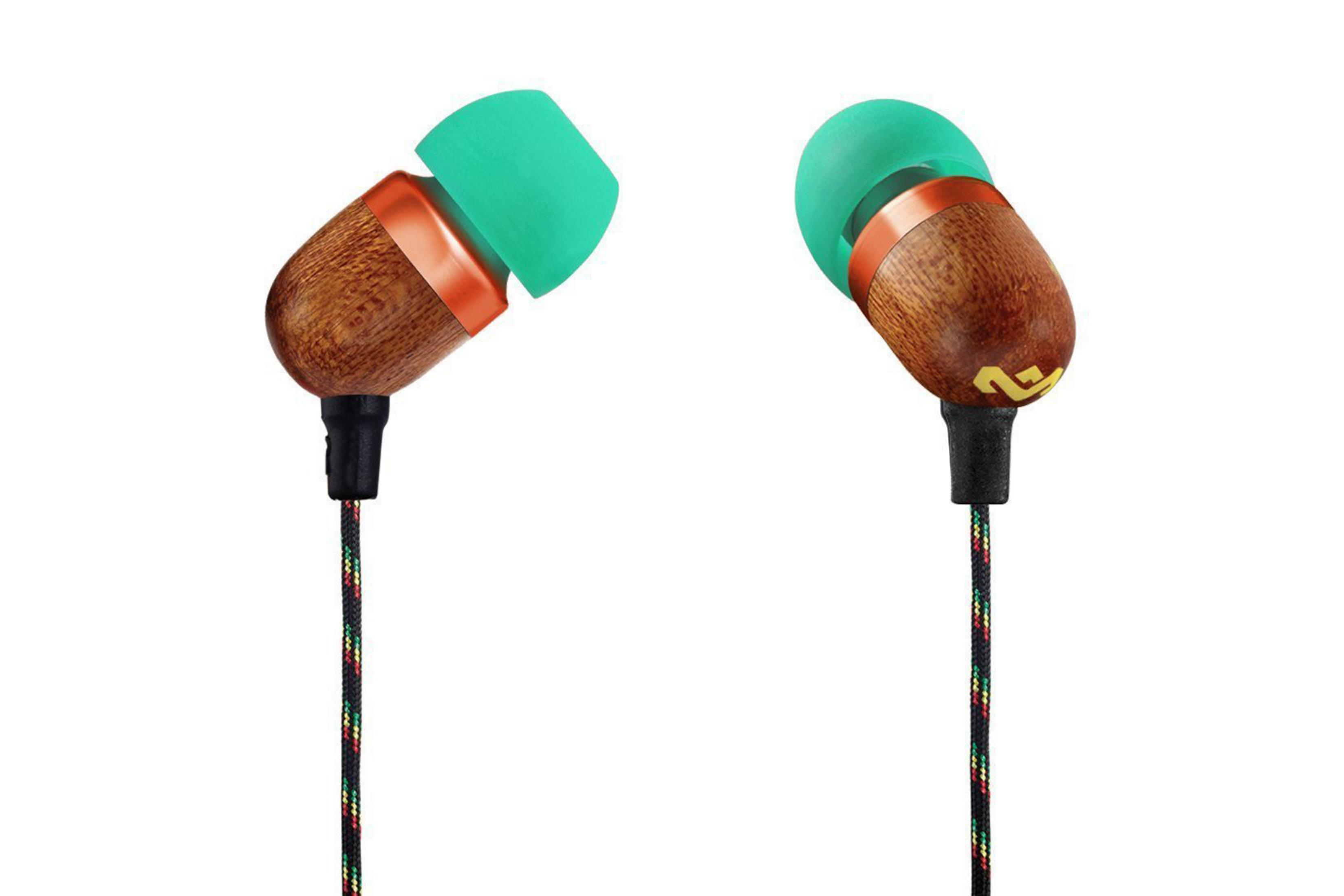 Auriculares de madera con puntas verdes y cables coloridos.
