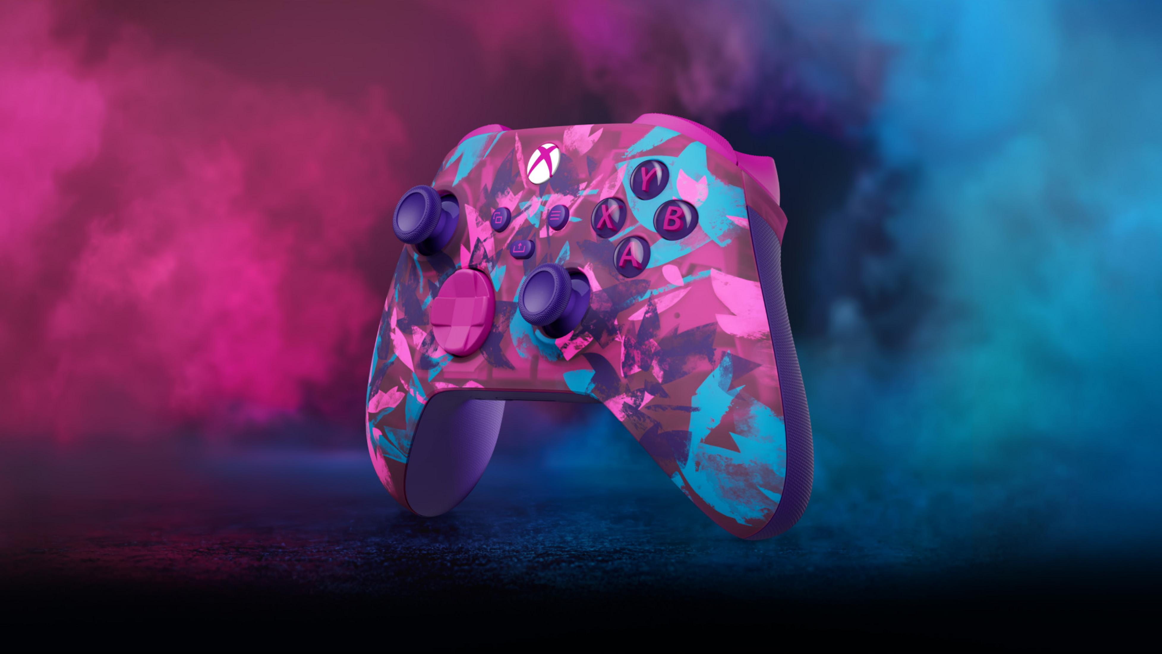 Kolorowy kontroler Xbox z abstrakcyjnymi wzorami w kolorach różowym, niebieskim i fioletowym na ciemnym podłożu.