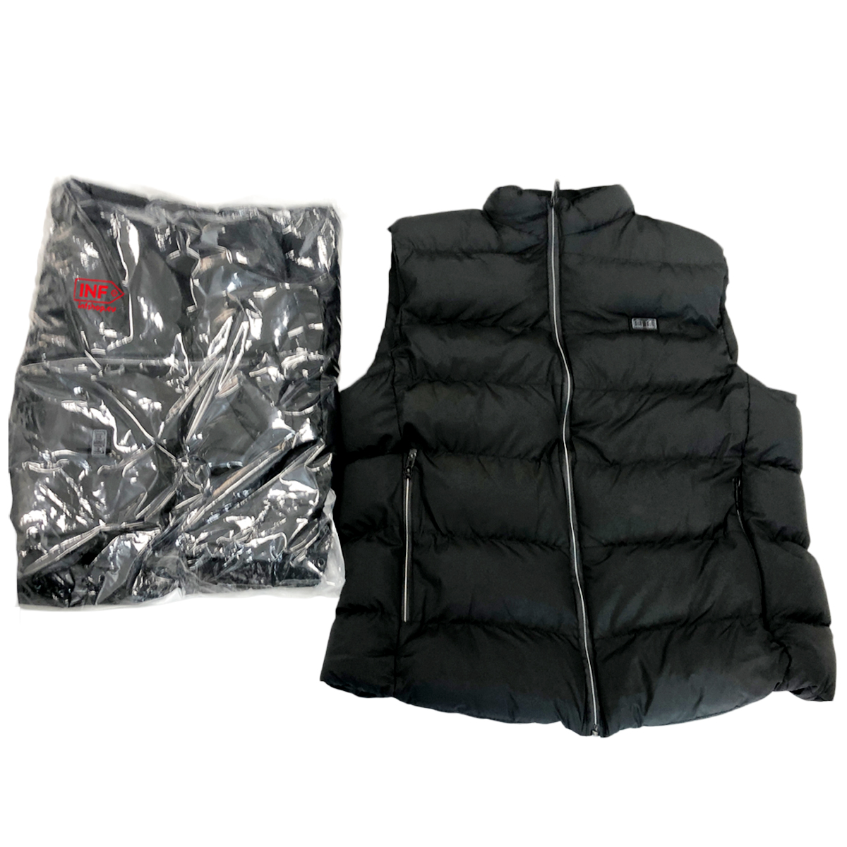 Un chaleco acolchado negro junto a un chaleco empaquetado.