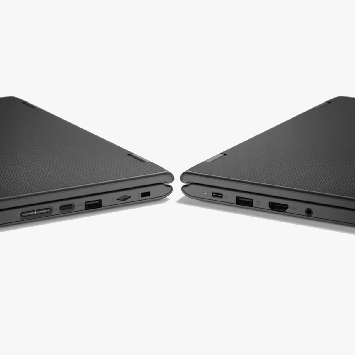 Zwei geschlossene Laptops mit Anschlüssen an der Seite, nebeneinander auf weißem Hintergrund.