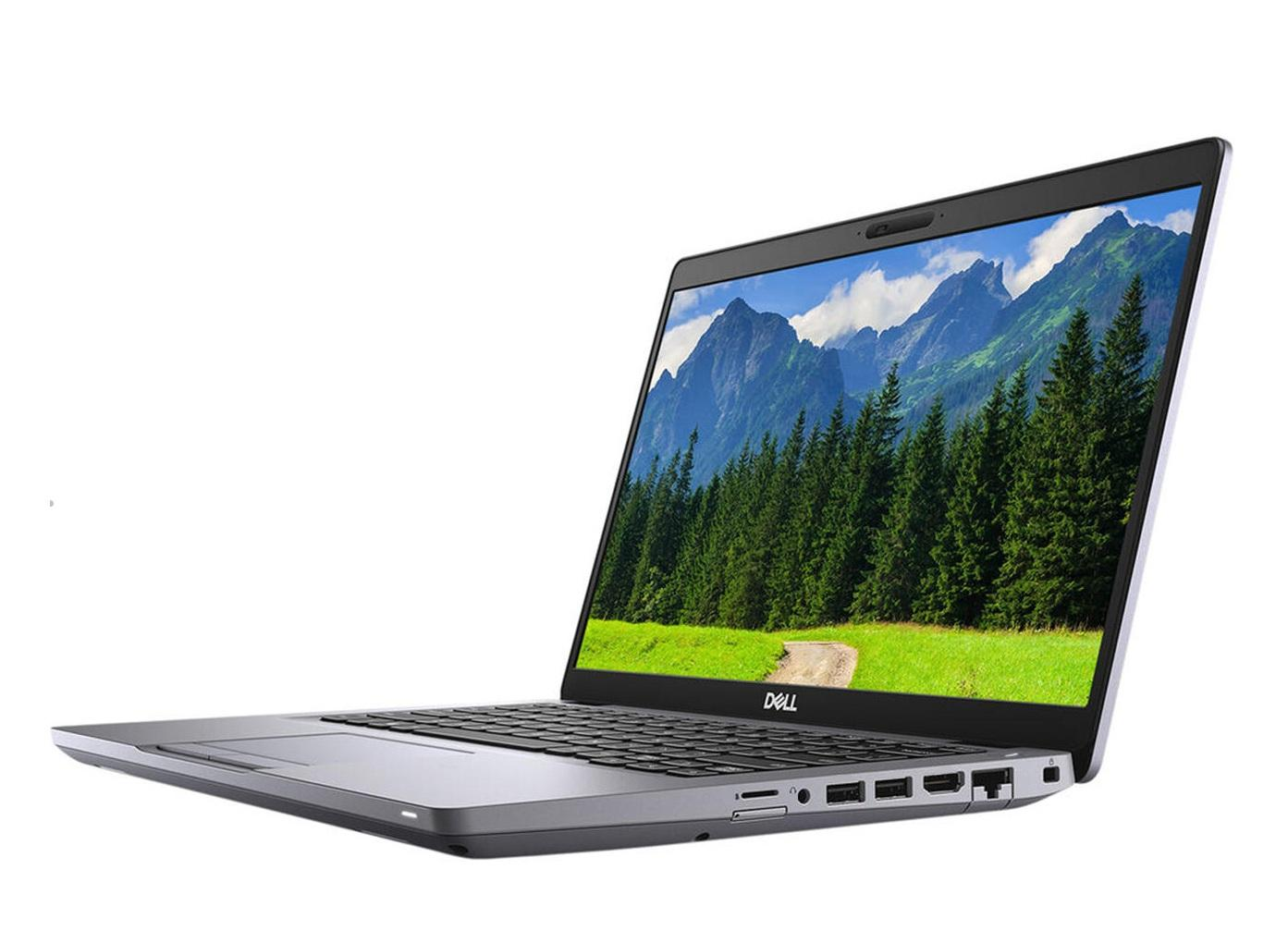 Ein offener Laptop zeigt eine Berglandschaft mit Bäumen und einem Weg.