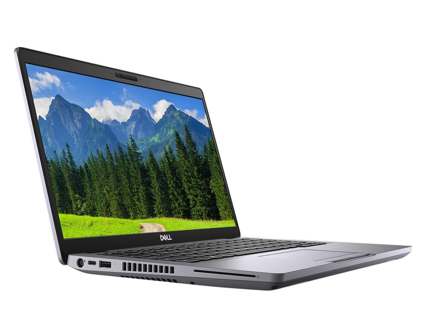 Ein silberner Dell-Laptop ist geöffnet und zeigt eine malerische Berg- und Waldlandschaft.
