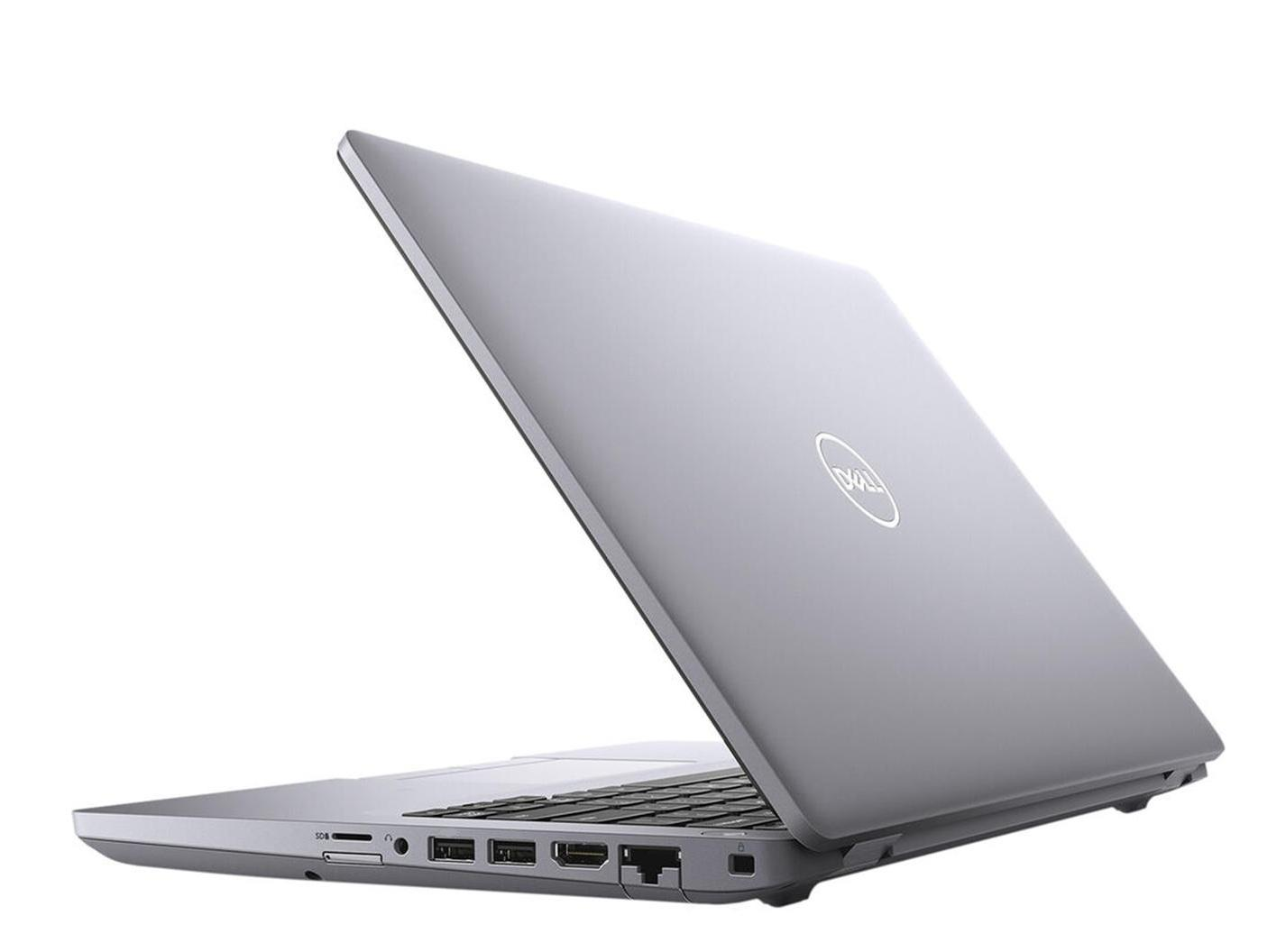 Ein silberner Dell Laptop ist geöffnet und auf weißem Hintergrund zu sehen.