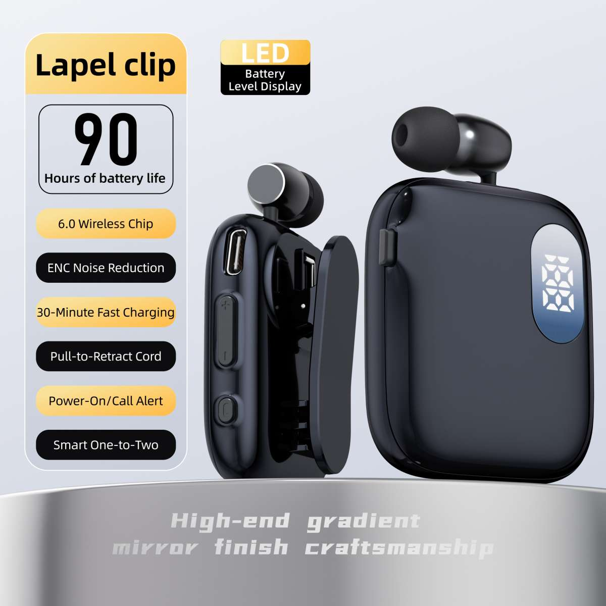 Schwarzes Lapel-Clip-Headset mit Ladecase und LED-Anzeige. 90 Stunden Akkulaufzeit.