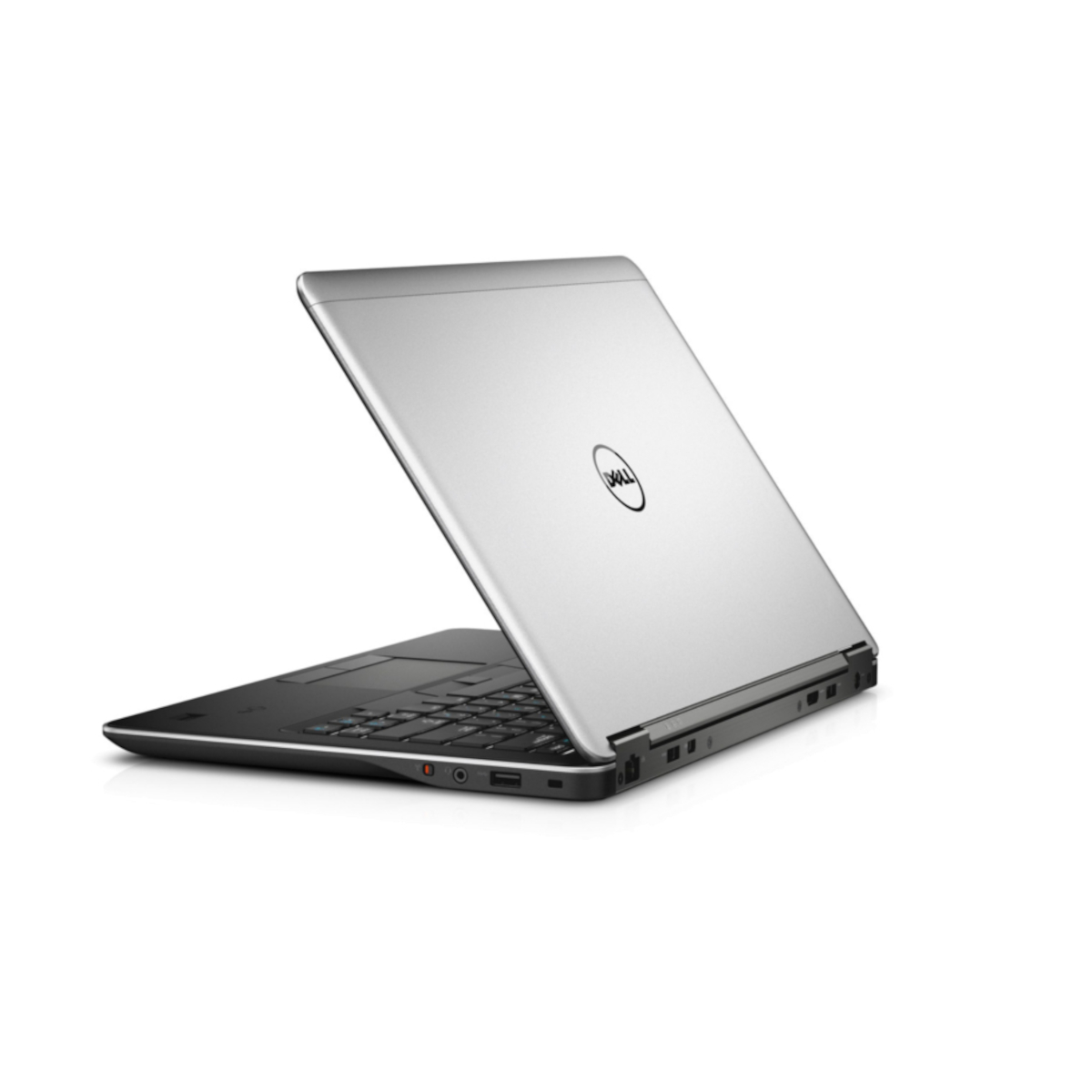 Ein silberner Dell Laptop mit Tastatur und Anschlüssen ist auf weißem Hintergrund zu sehen.