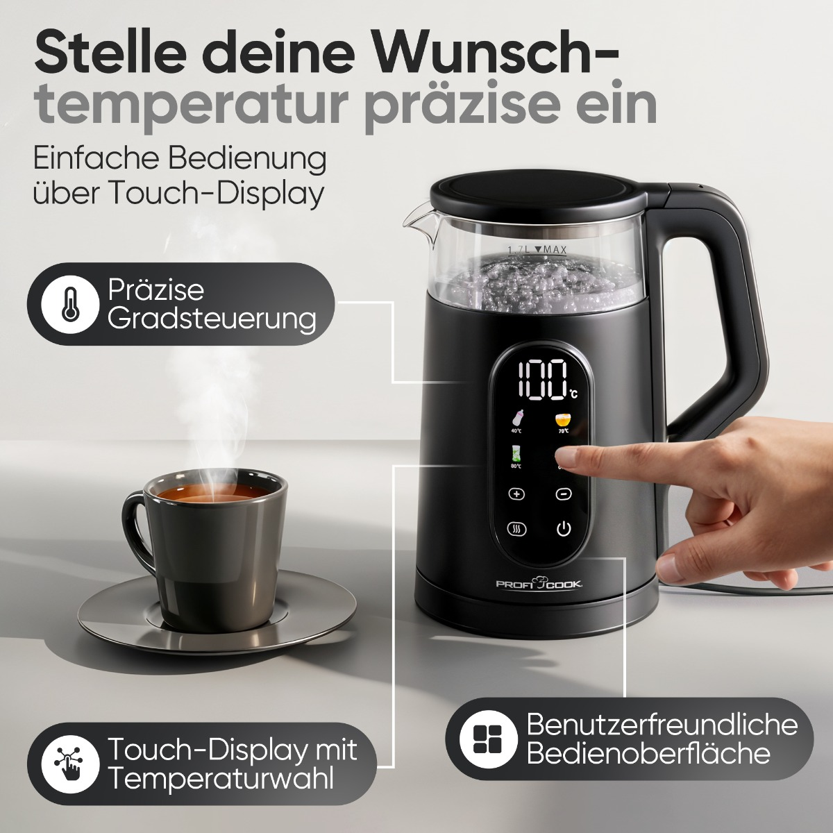 Ein schwarzer Wasserkocher mit Touch-Display zeigt 100°C. Eine Tasse dampft daneben.