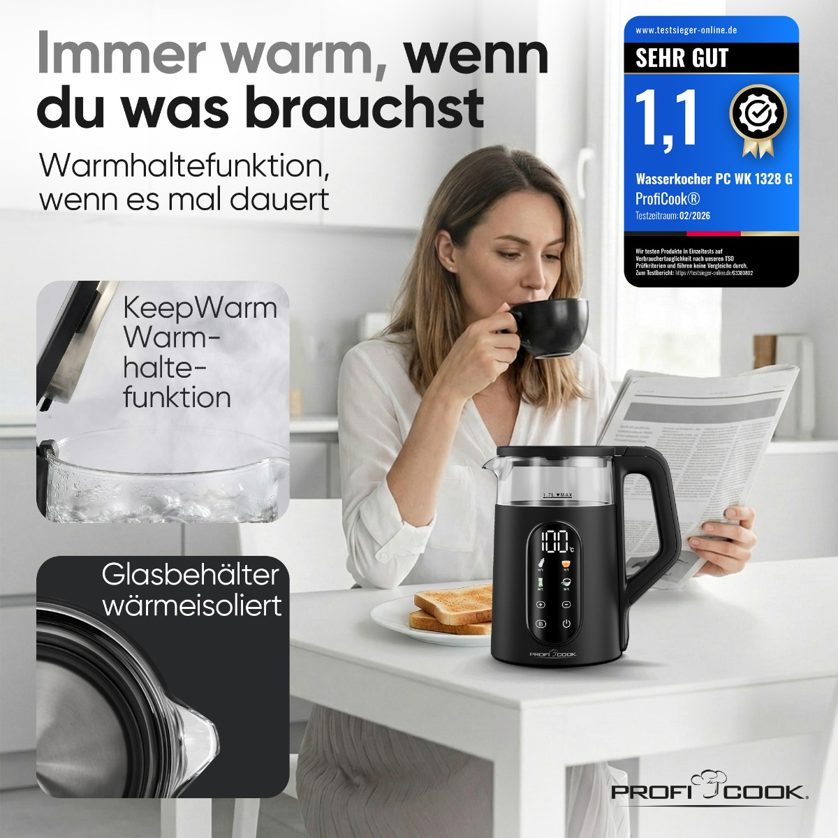 Eine Frau trinkt Kaffee, während sie eine Zeitung liest. Ein Wasserkocher steht auf dem Tisch.