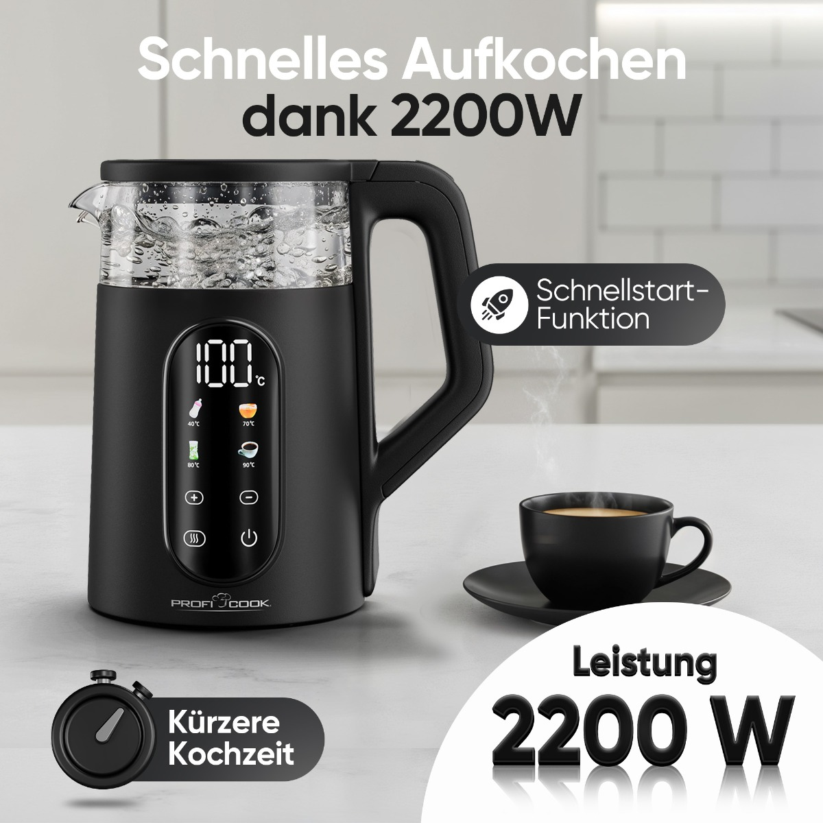Schwarzer Wasserkocher mit digitaler Anzeige, 100°C, neben einer Tasse Kaffee.