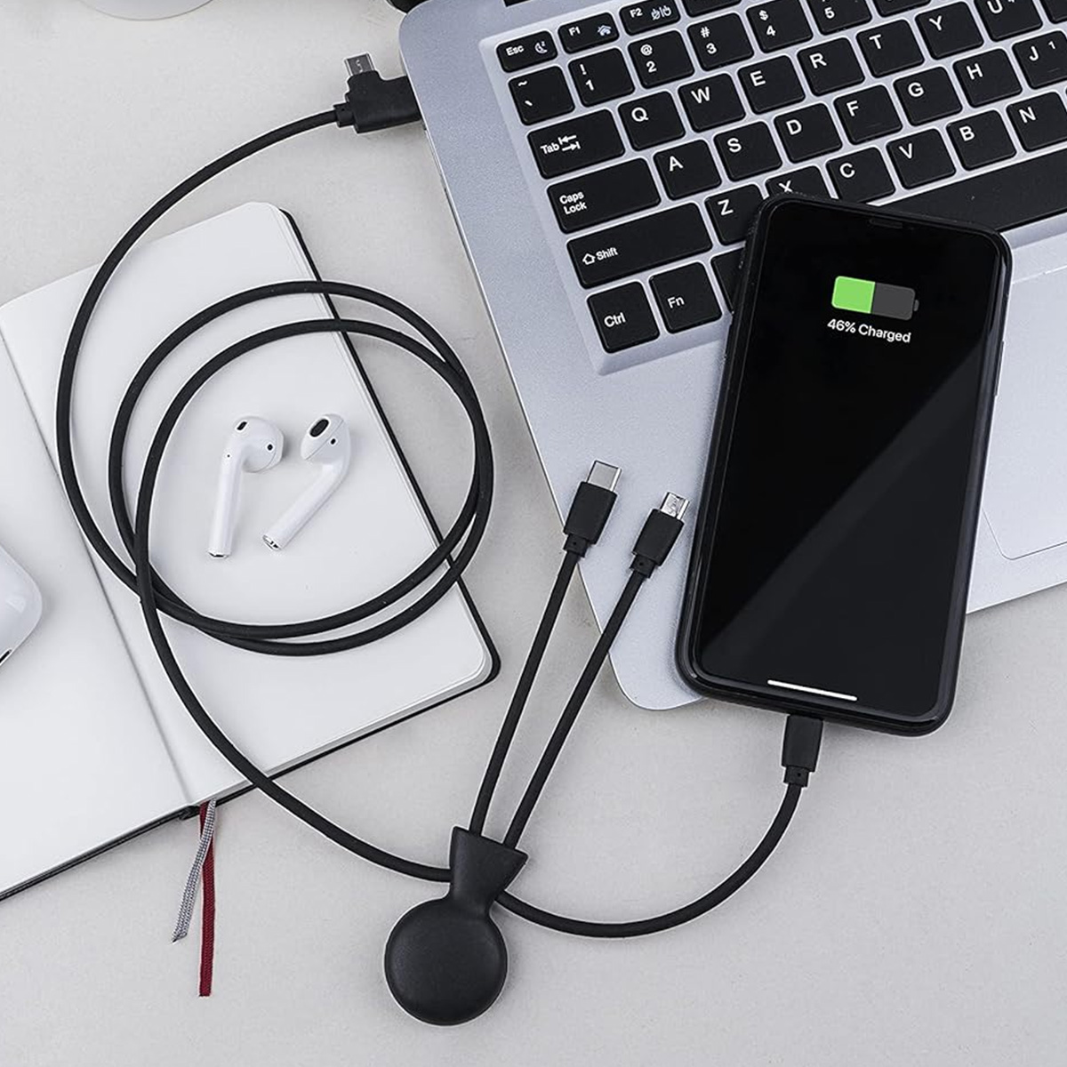 Uno smartphone collegato a un laptop e auricolari.