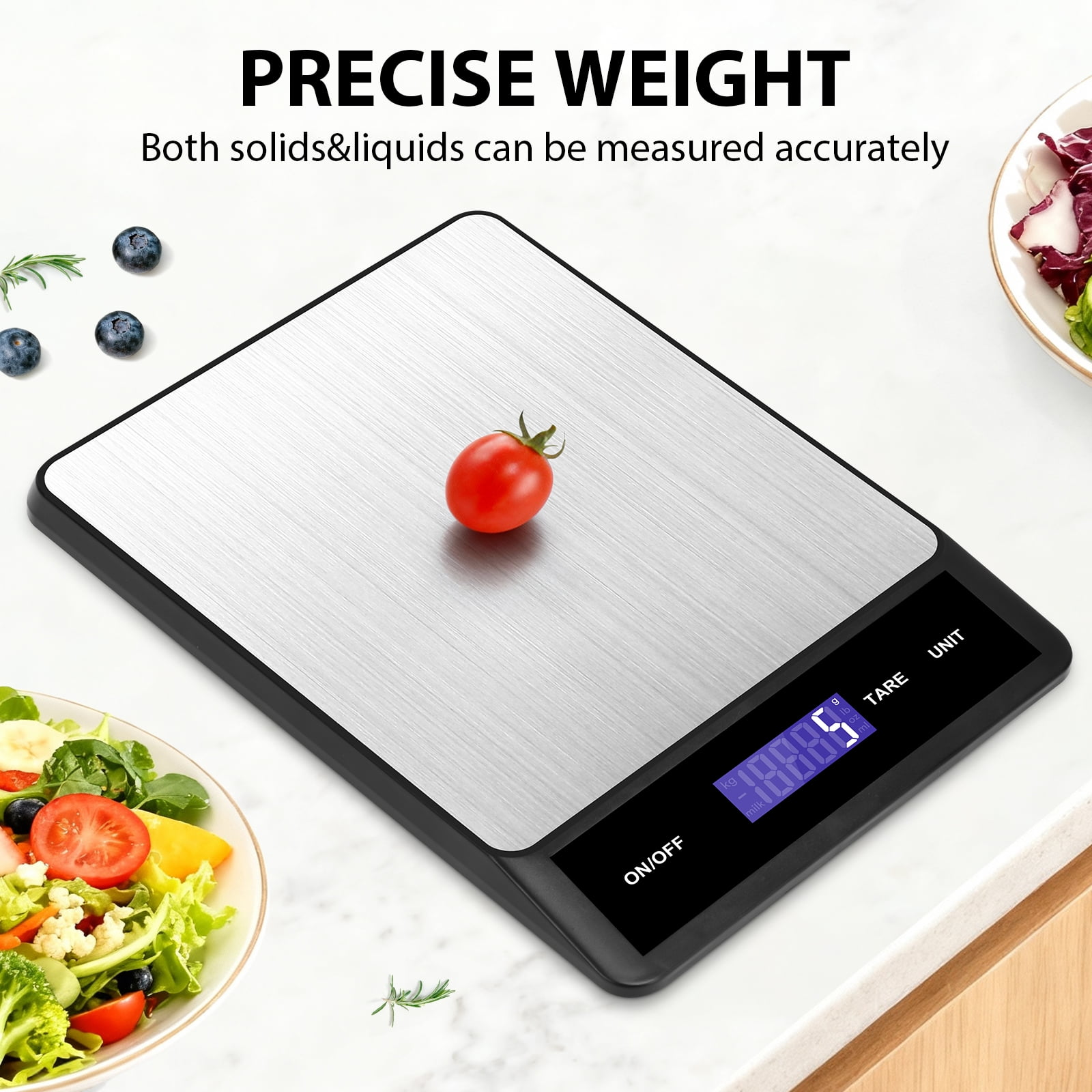 Eine digitale Küchenwaage mit einem Tomaten-, Blaubeer- und Salatarrangement.