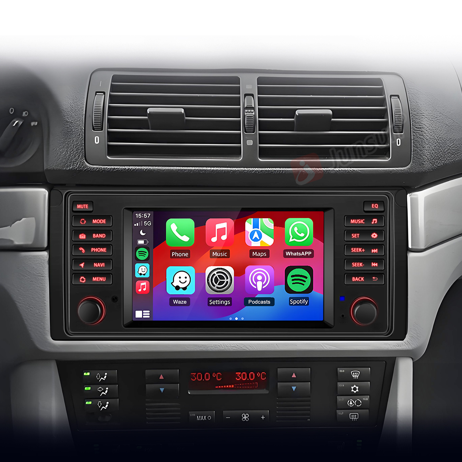 System infotainment samochodu wyświetlający aplikacje i sterowanie klimatem.
